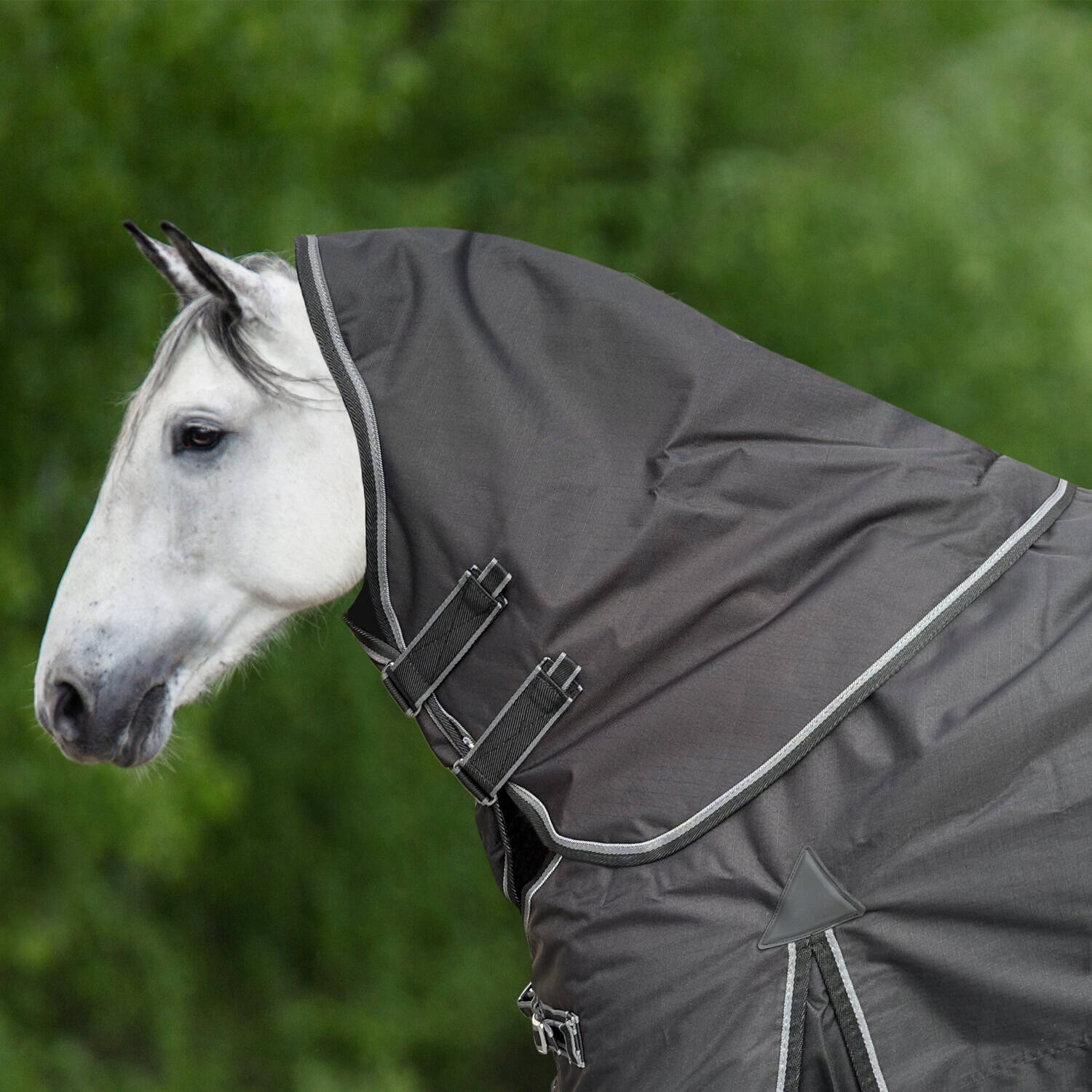 Kapuce na deku pro koně Horsenjoy 100 g, barva černá, velikost Pony