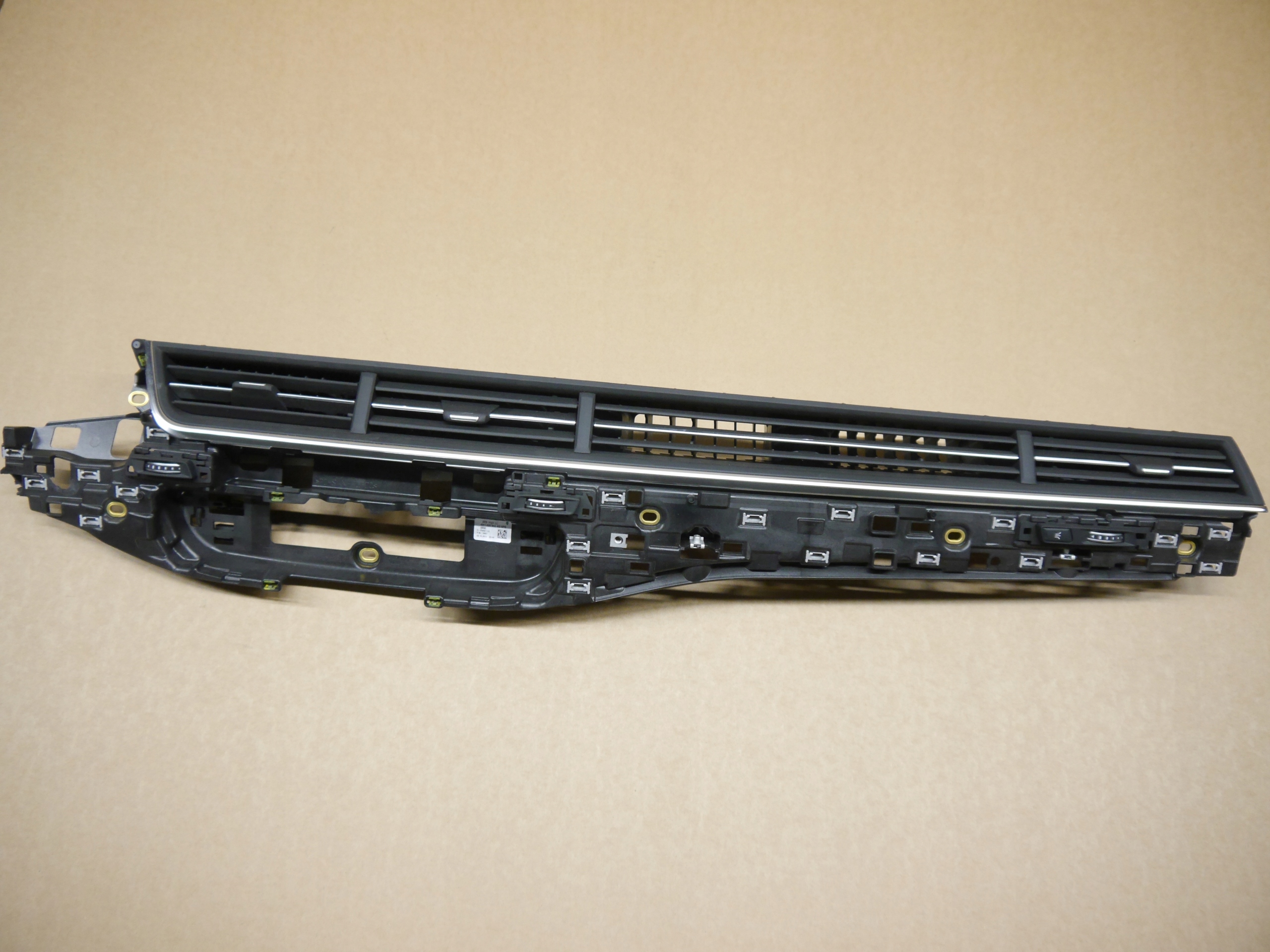 AUDI Q7 4M консоль вентиляционная решетка 4M1820902AQ