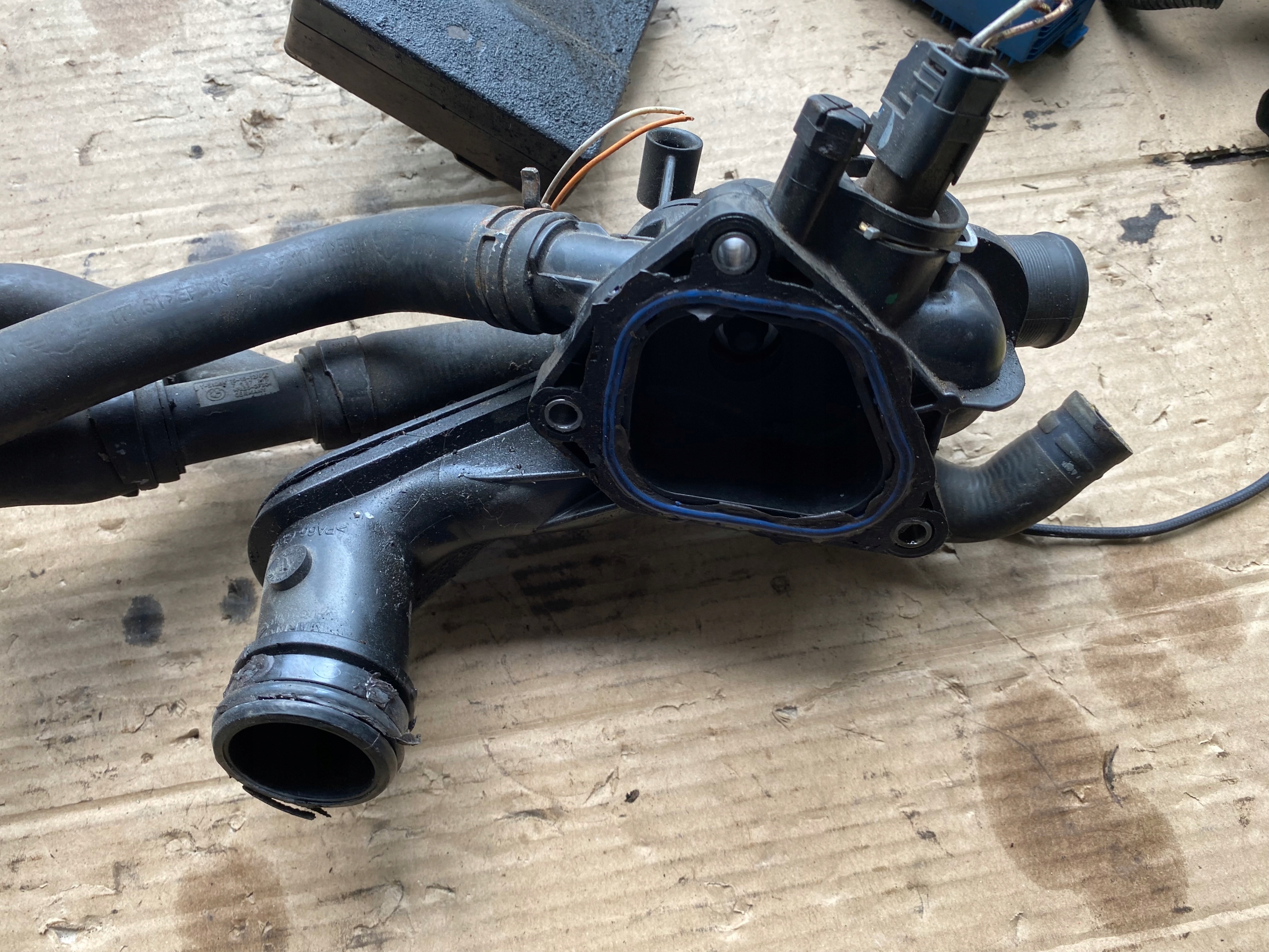 MINI COOPER II R56 1 6 THP OBUDOWA TERMOSTATU Catalog number for substitute 208262C116