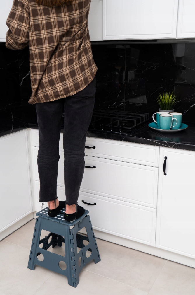 STOŁEK TABORET SKŁADANY ANTYPOŚLIZGOWY 40 cm 150kg SZARY Szerokość mebla 39 cm