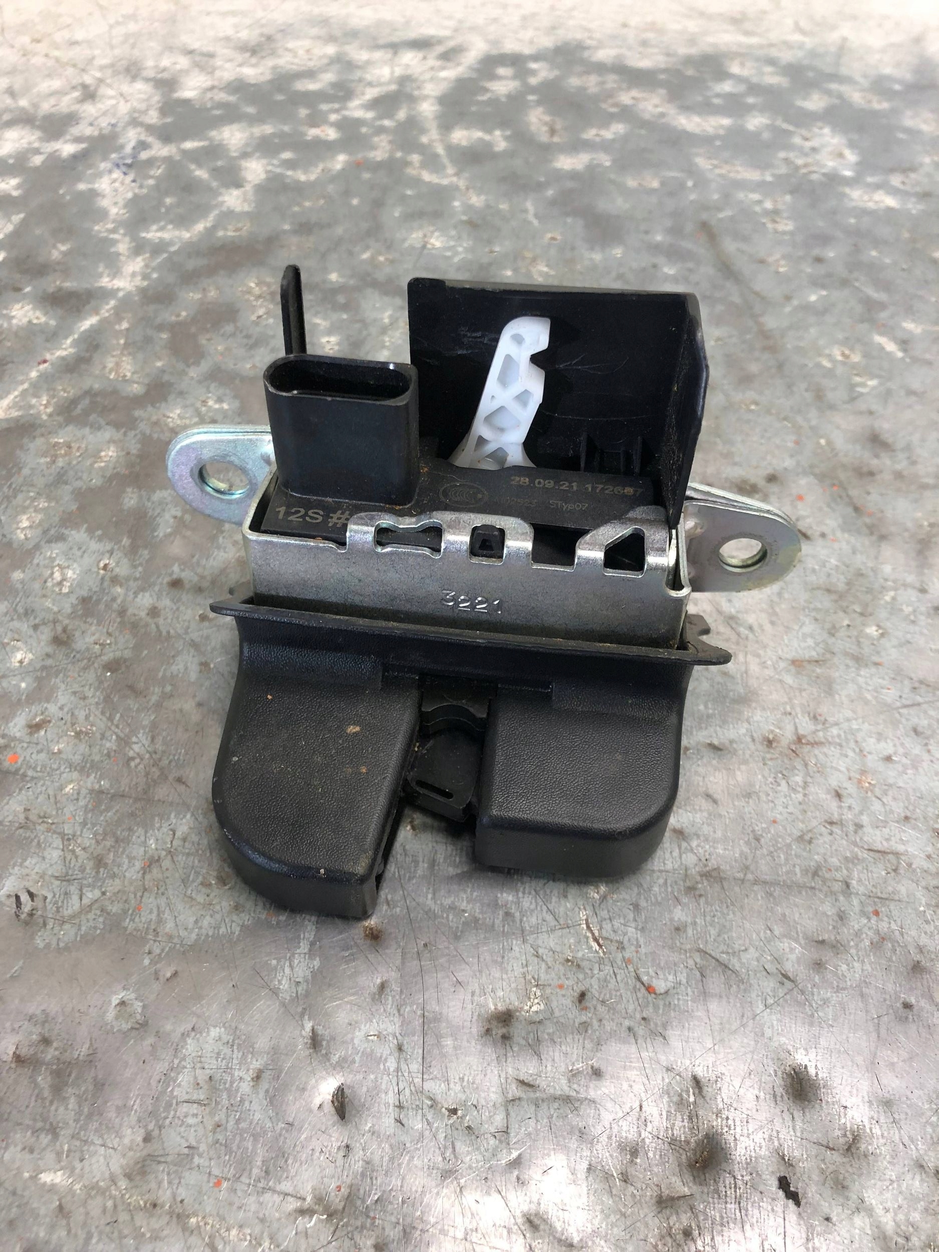 lock bonnet boot VW GOLF VII 2G6827505B