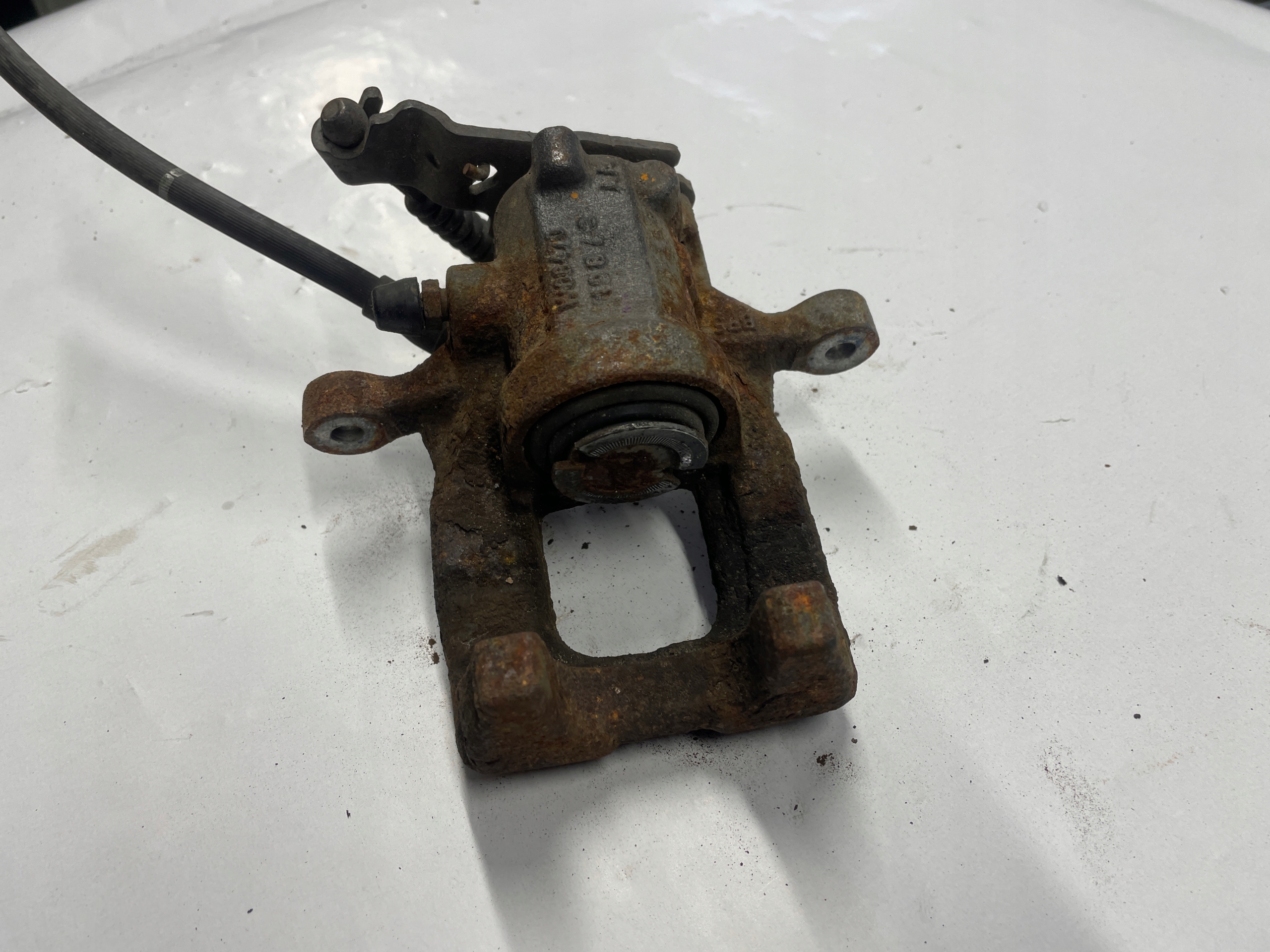 SKODA YETI 2.0 TDI caliper brake left rear part