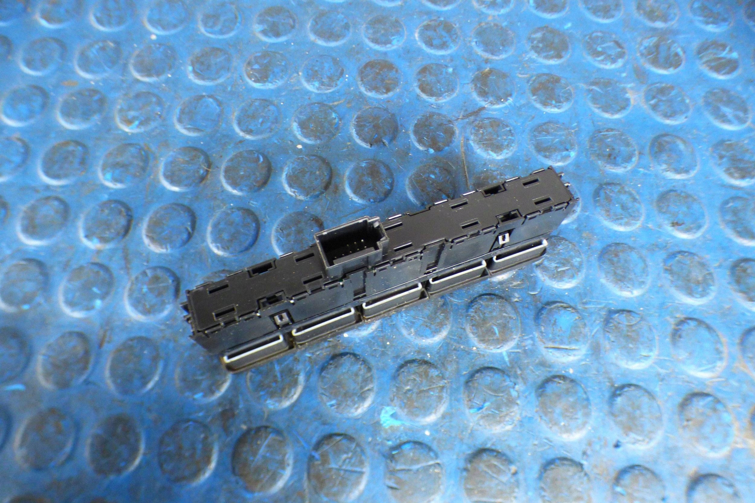 Skoda Superb III switch kontroli trakcji 3V1927238N