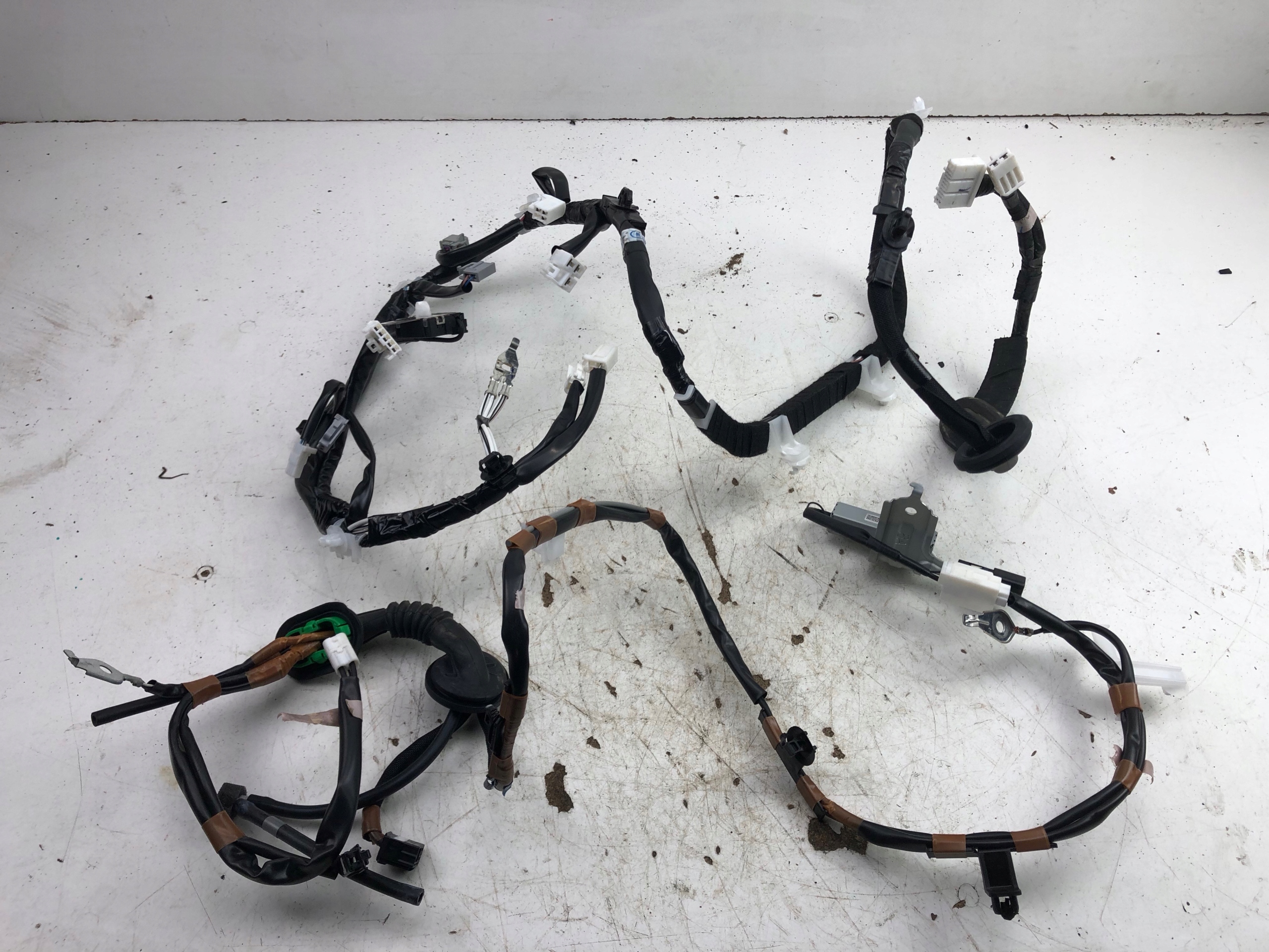 LEXUS CT 200 ПРОВОДКА ПЛЕСКАТИ БАГАЖНИКА ЗАД.