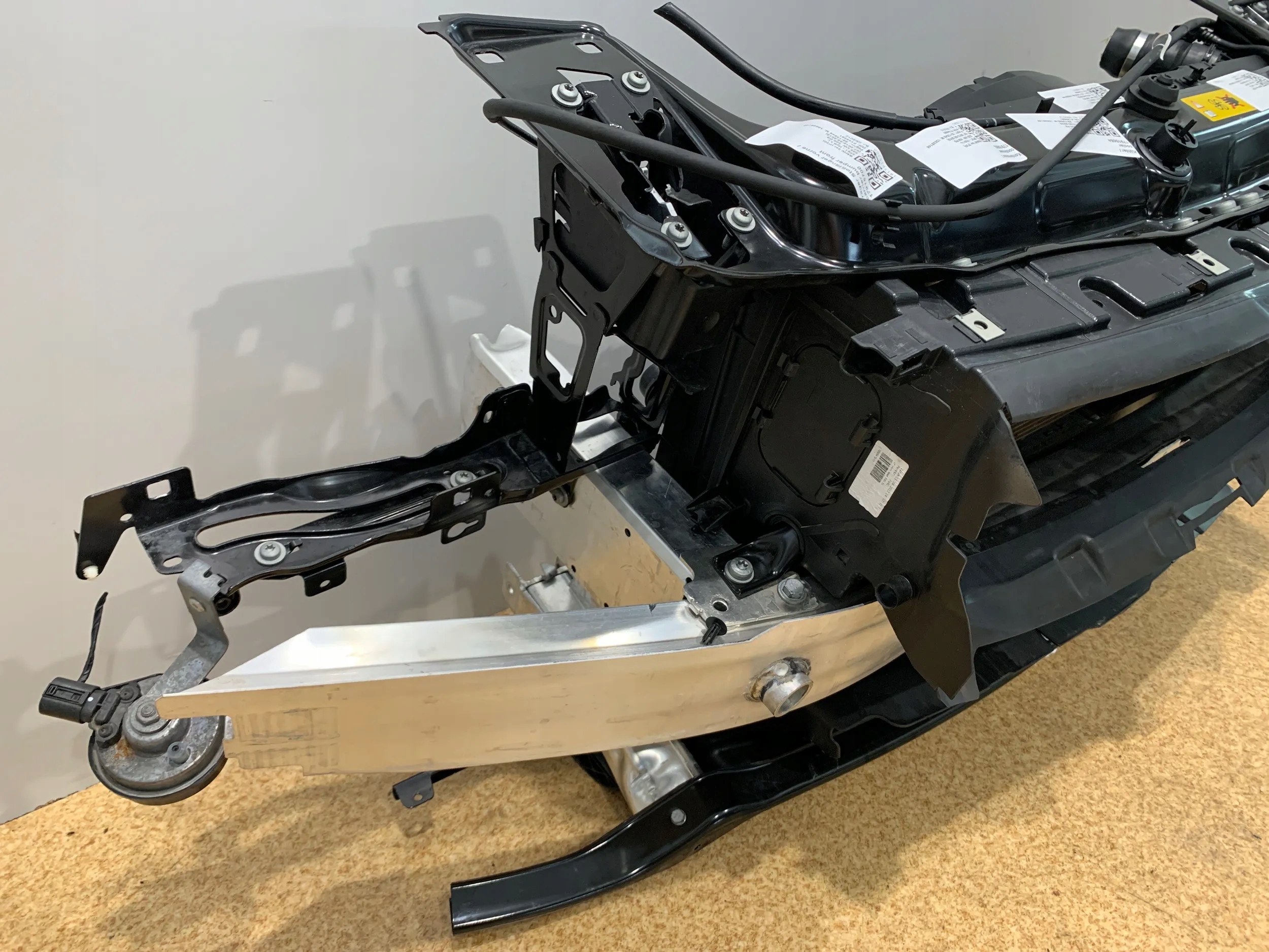 BMW F30 F31 PAS PRZEDNI CHŁODNICE HYBRYDA N55 3.0i Producent części BMW OE