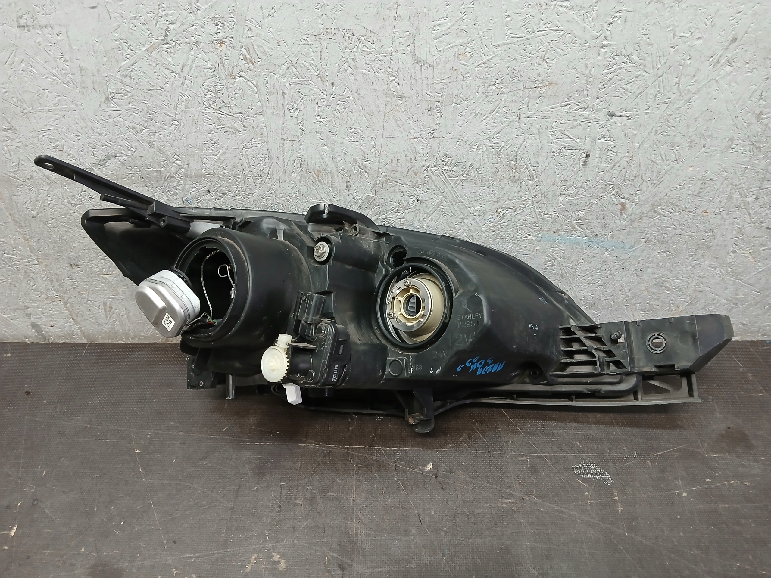 light front left MAZDA II 2 BK XENON 03