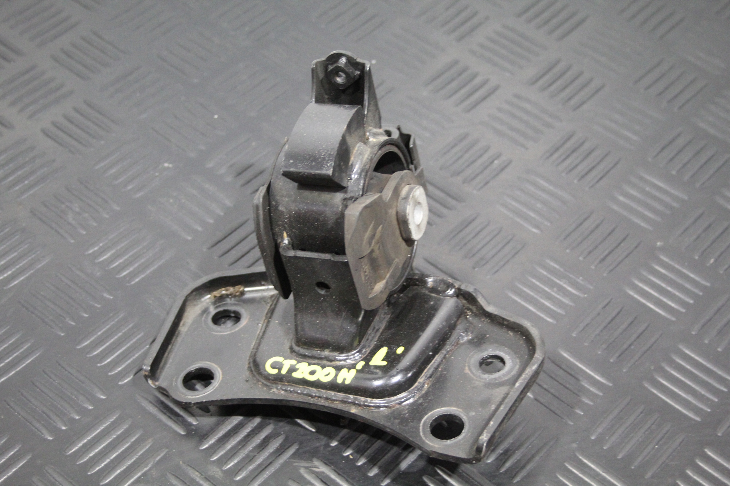 holder engine mount left LEXUS CT200H