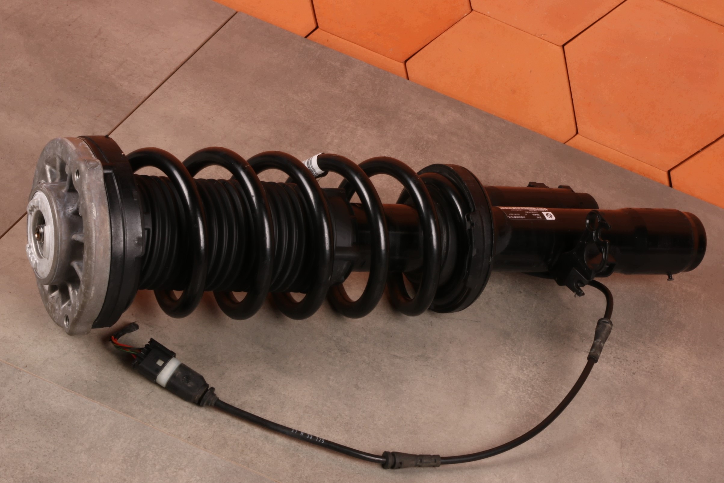 BMW 5' G30 G30 LCI shock absorber right front front XDRIVE VDC VDM 6866394