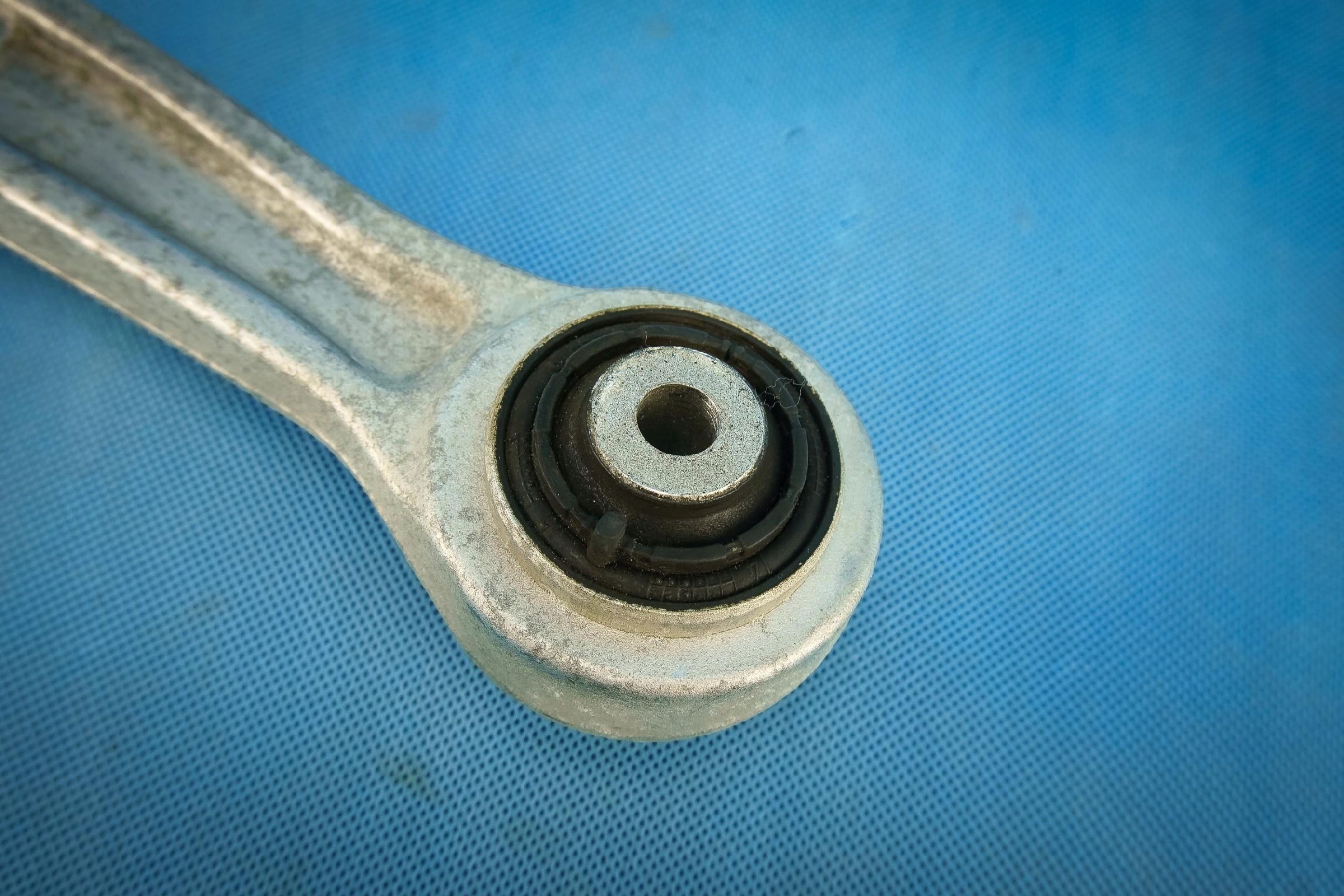 arm nosny front right Audi A8 S8 4H 4H0407152C 4H0407689A