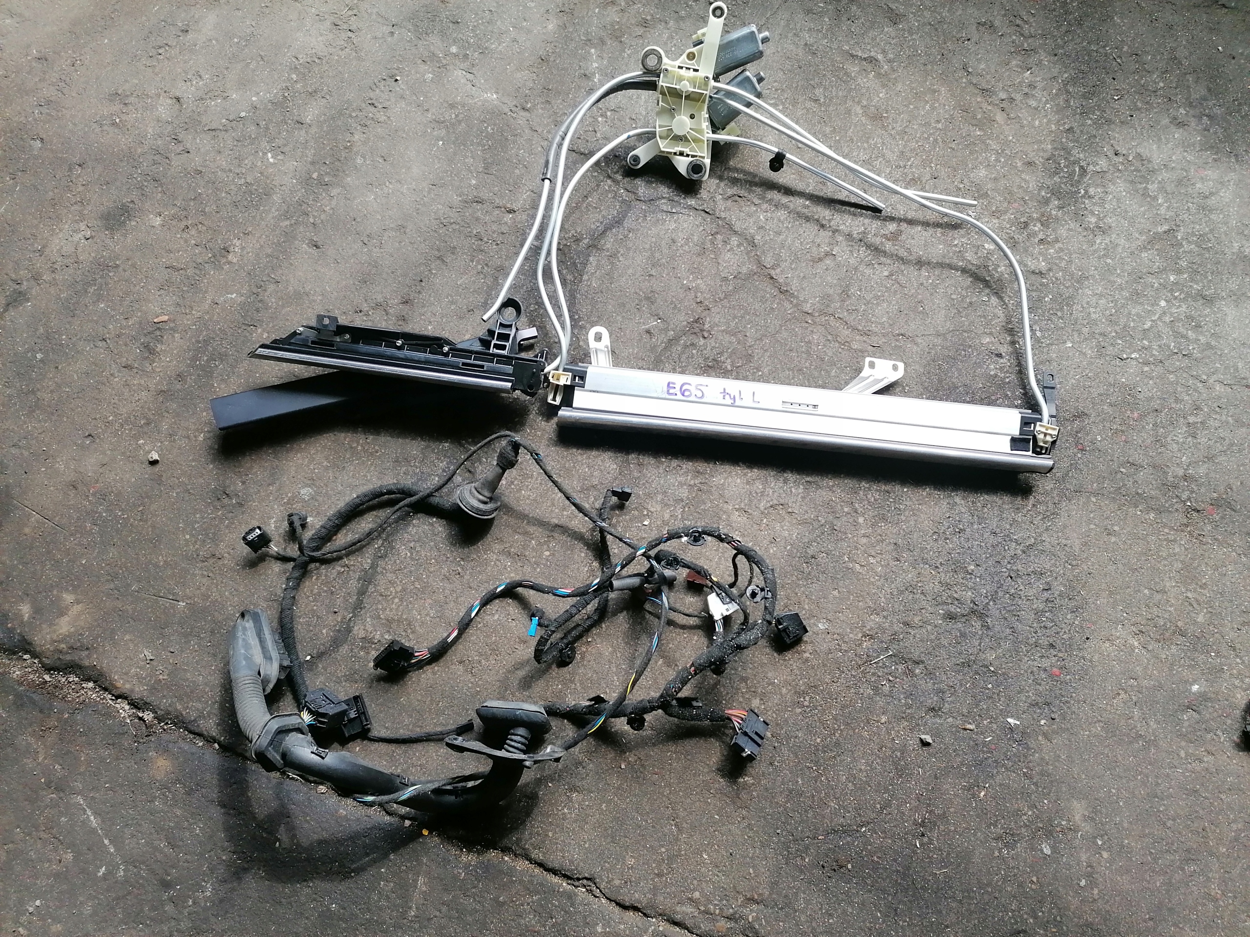 MECHANIZM ROLETY TYL LEWY BMW E65 Producent czesci BMW OE