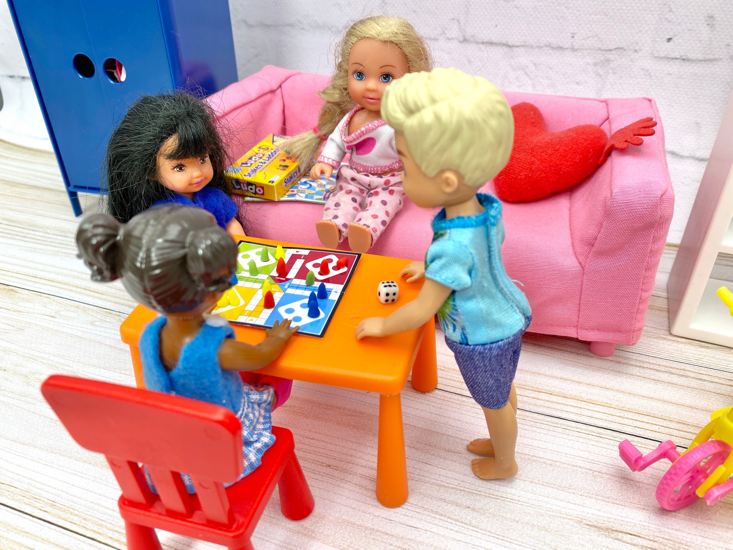 Mini gra chińczyk, węże dla lalek Barbie akcesoria EAN (GTIN) 978903948692