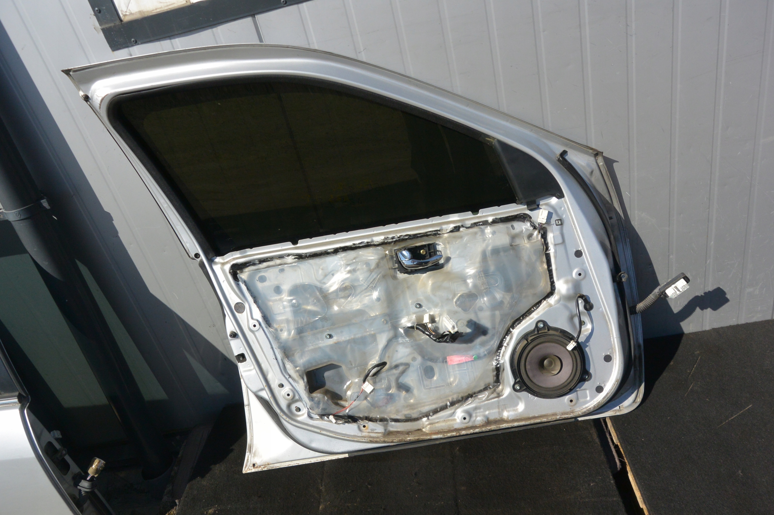 NISSAN MAXIMA A33 QX door left front 00-05