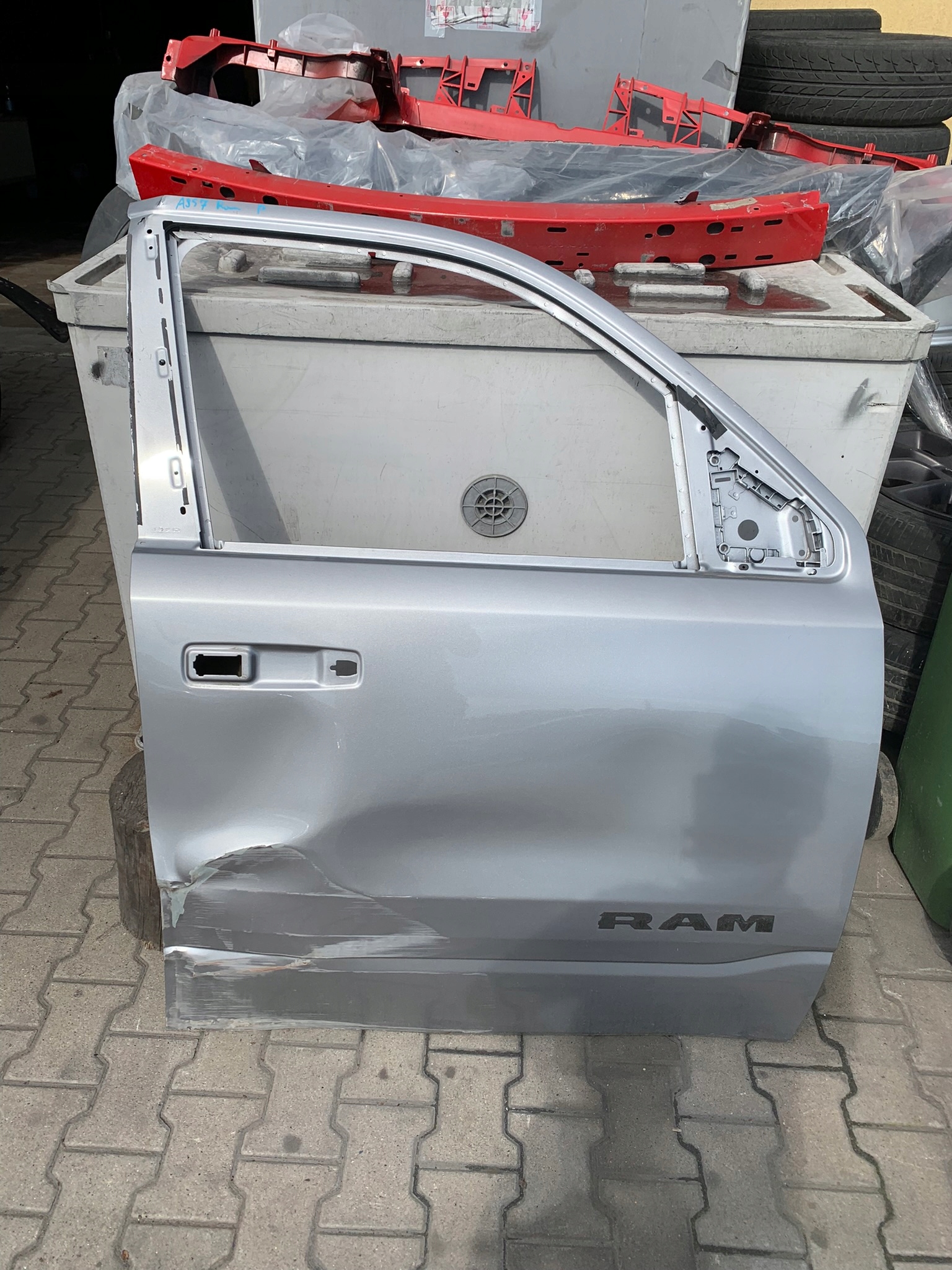 DRZWI PRAWY PRZÓD DODGE RAM 1500 V 19r-