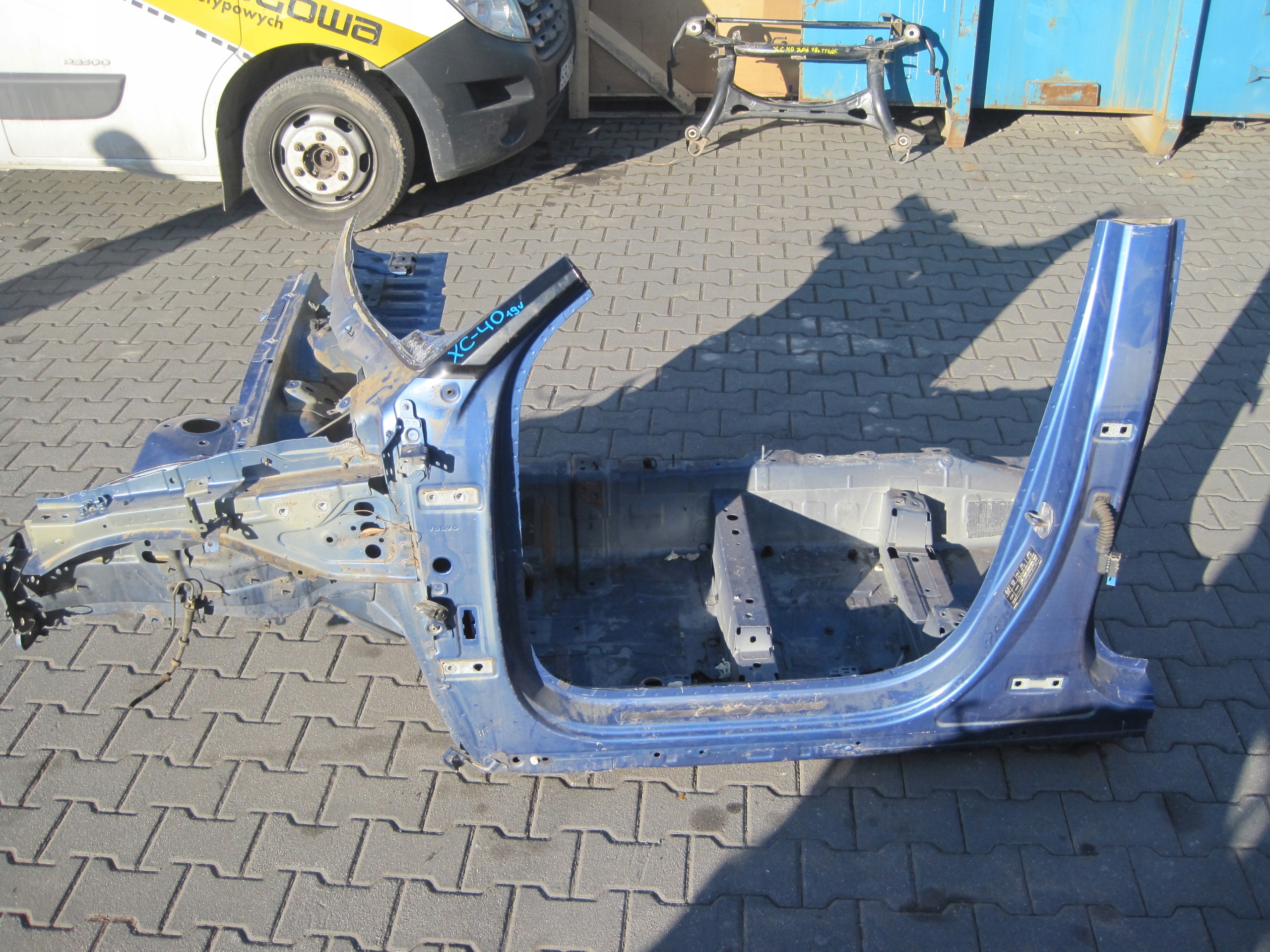 quarter left front VOLVO XC40 19R