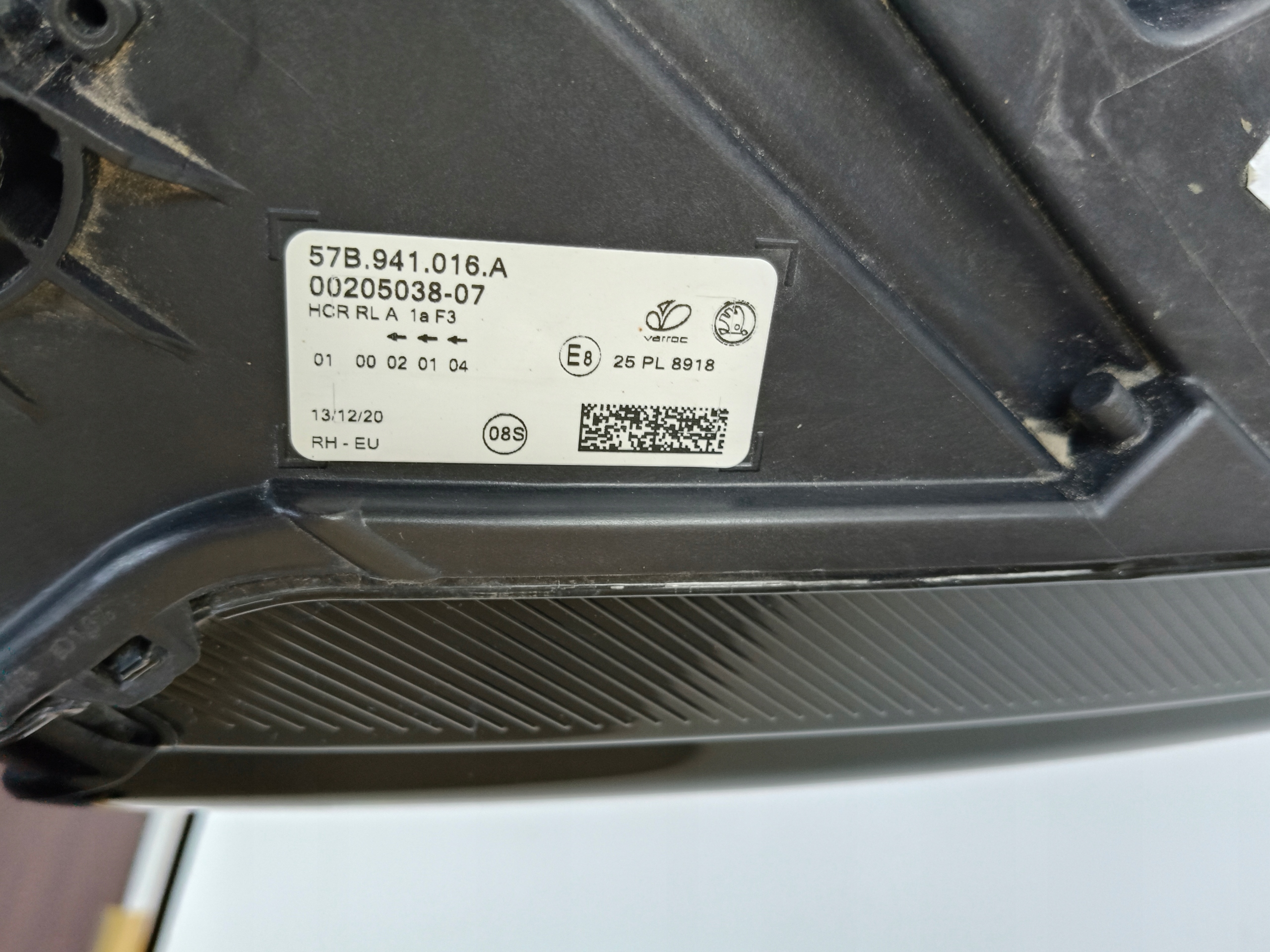 light right REFLEKTOR SKODA KAROQ 57A 17