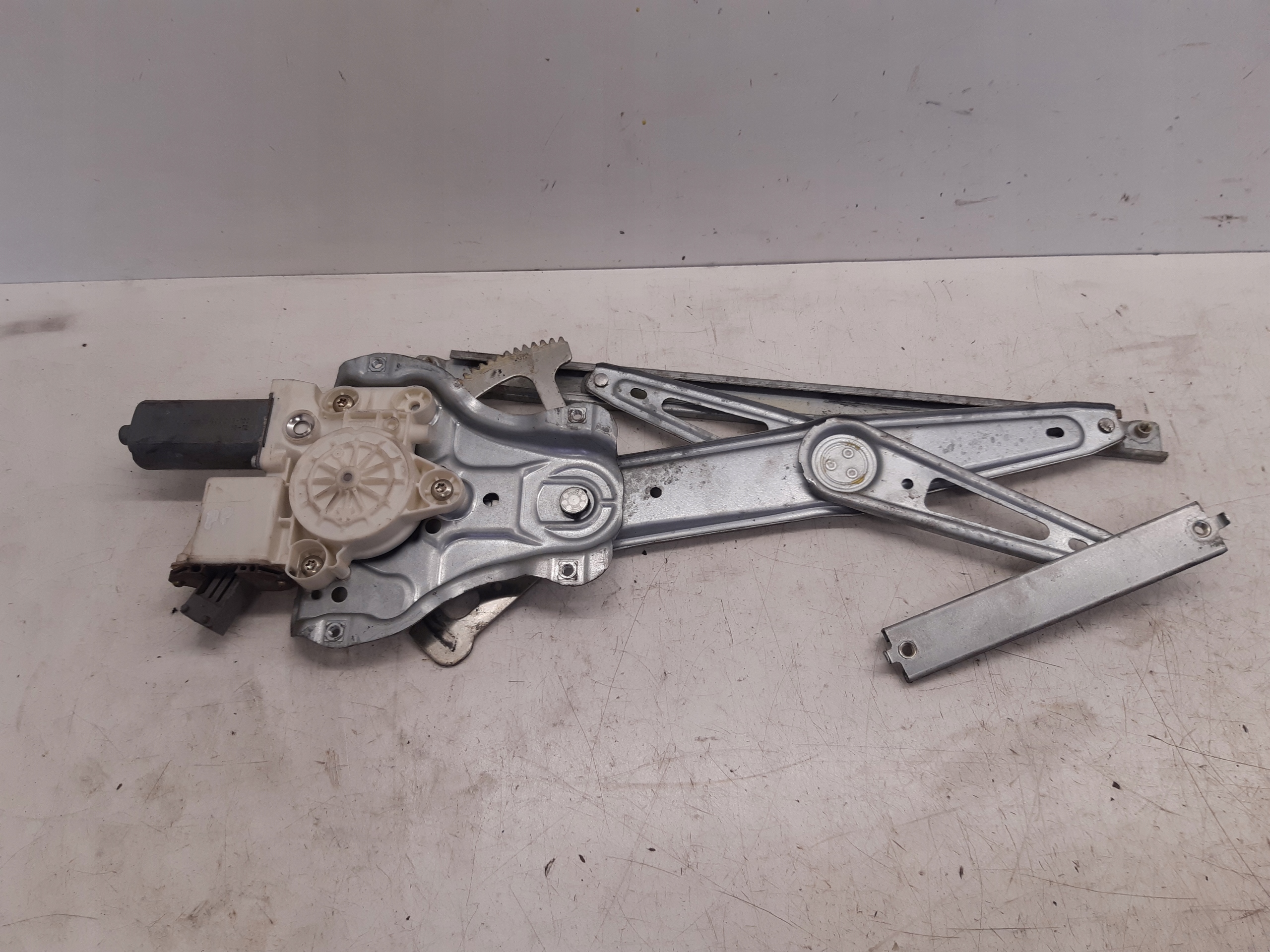 window regulator right front 6981005050 Toyota Avensis T25