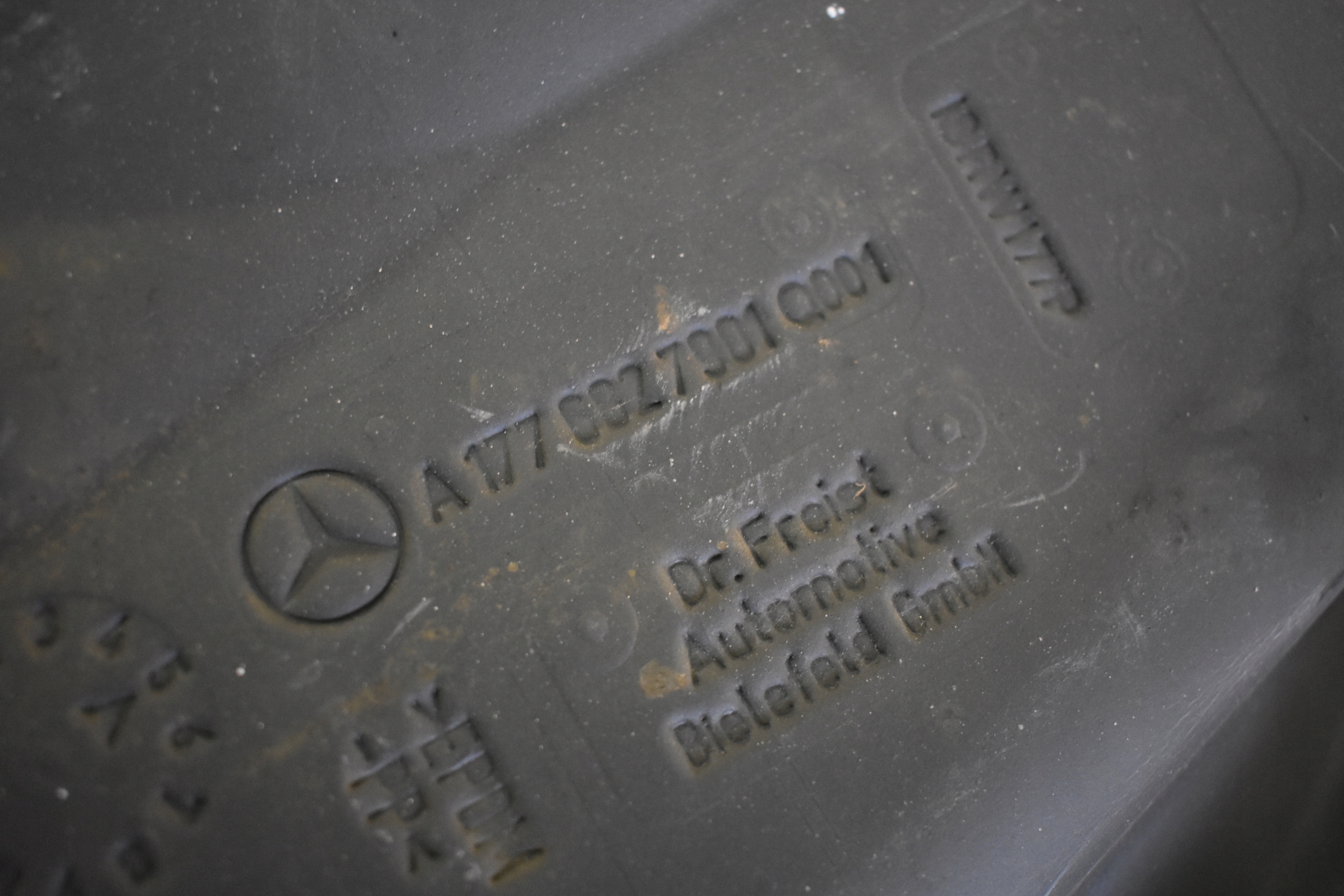 IDEALNE hangszigetelő far hátsó bal MERCEDES W177 1