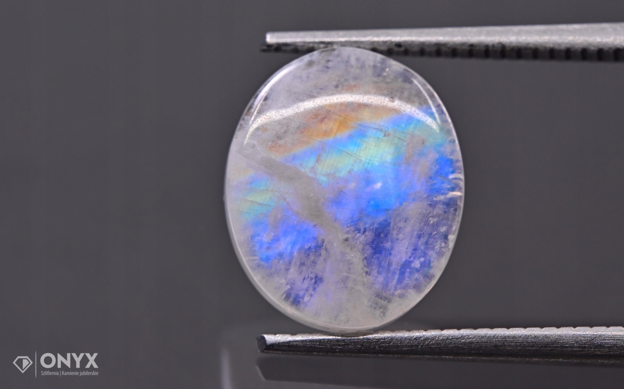 Měsíční kámen mělký ovál 10,5x9 mm