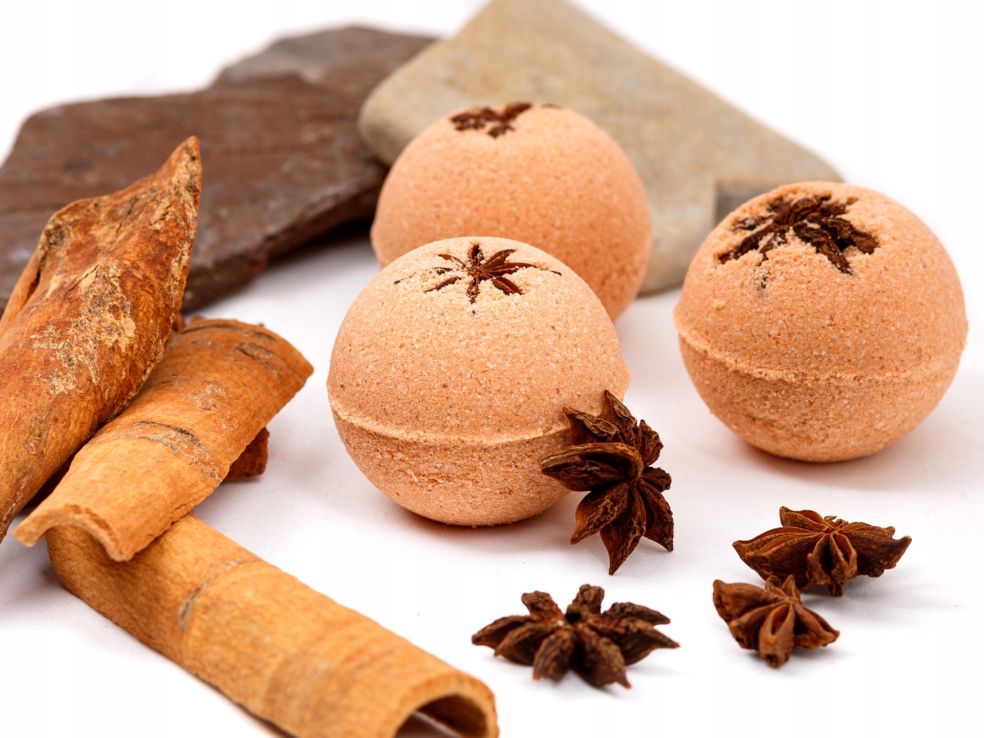 KULE DO KĄPIELI MUSUJĄCA KULA IMBIR CYNAMON NATURA Waga 70 g