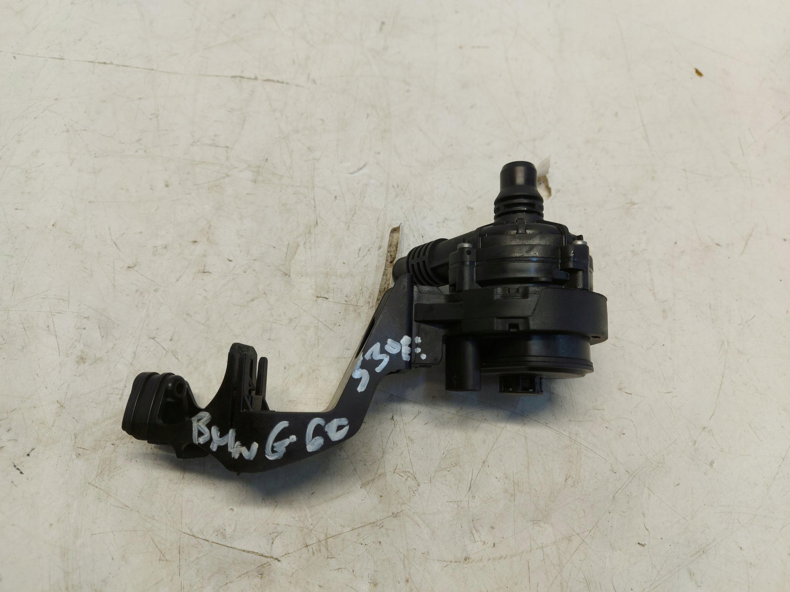 BMW 5 G60 530E x-drive water pump electrical 8841074