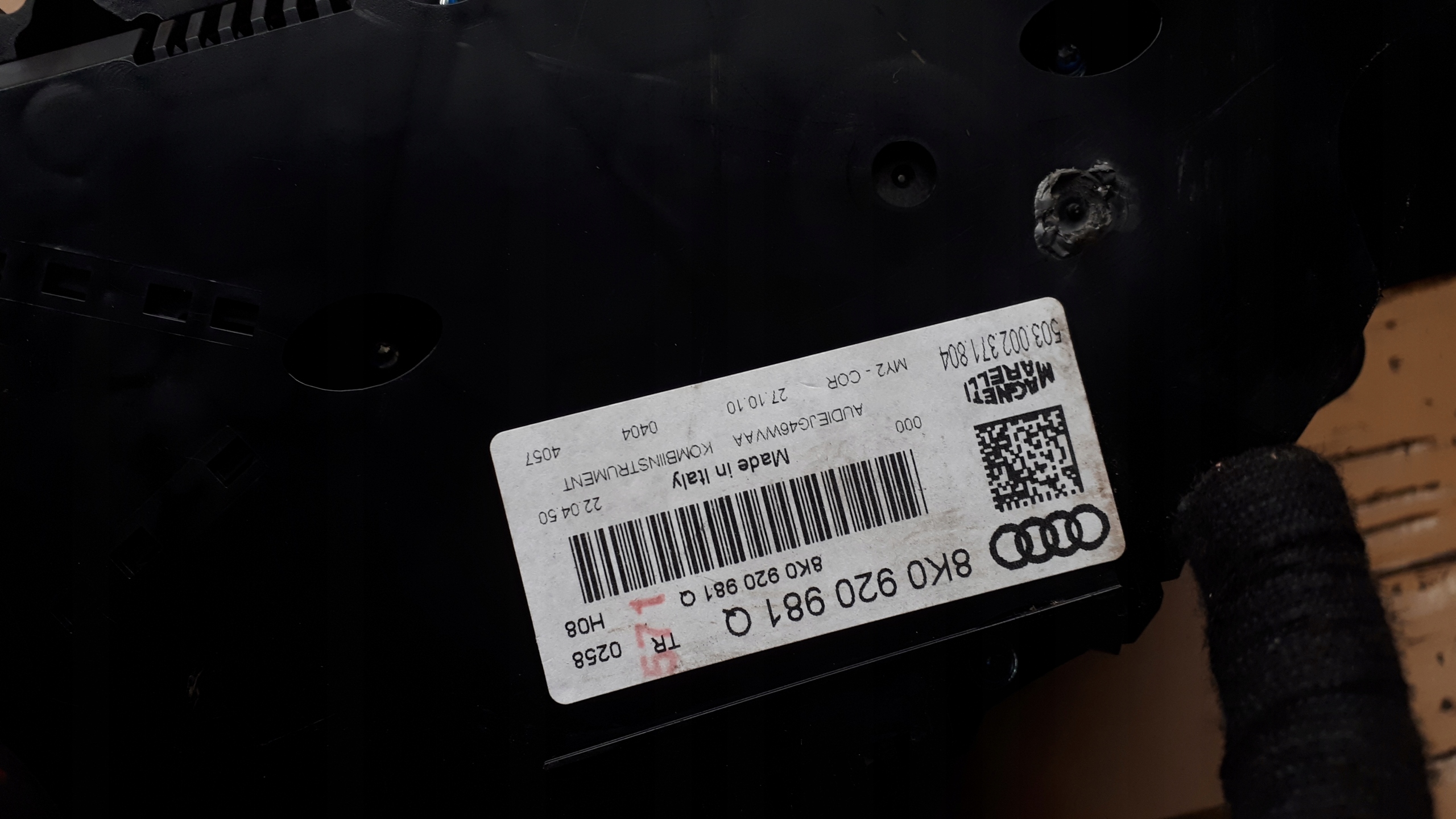 спидометр часы Audi OE 8K0920981Q