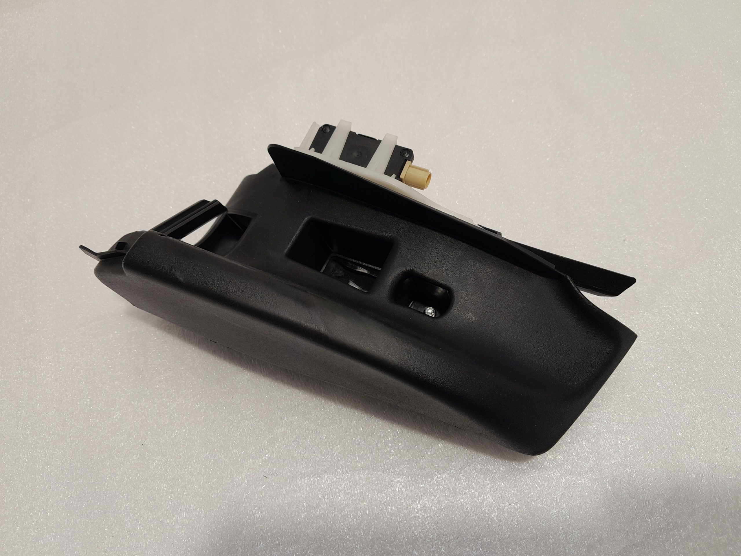 AUDI A4 B9 LIFT kryt PROWADNICA stěny 8W0957791