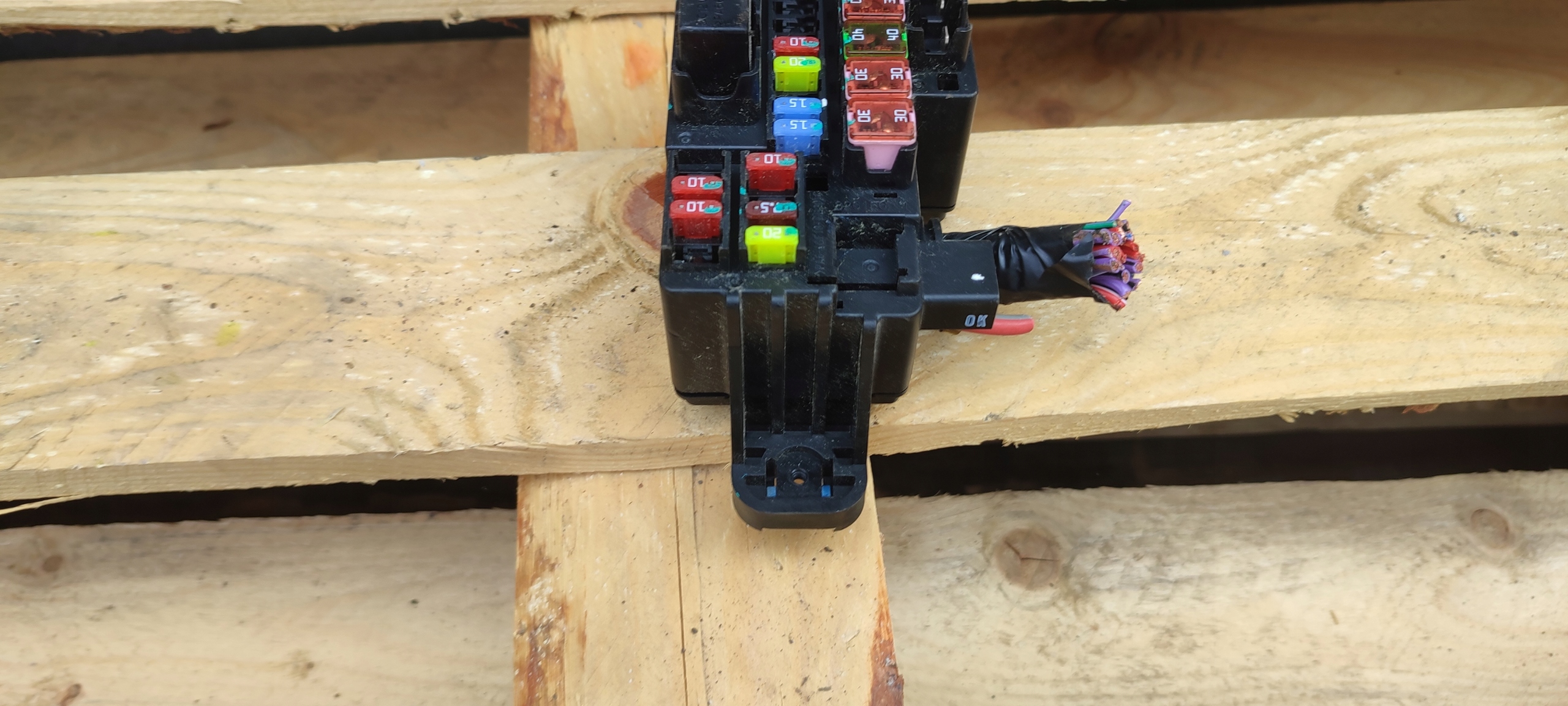 fuse box OPEL MOKKA 826166
