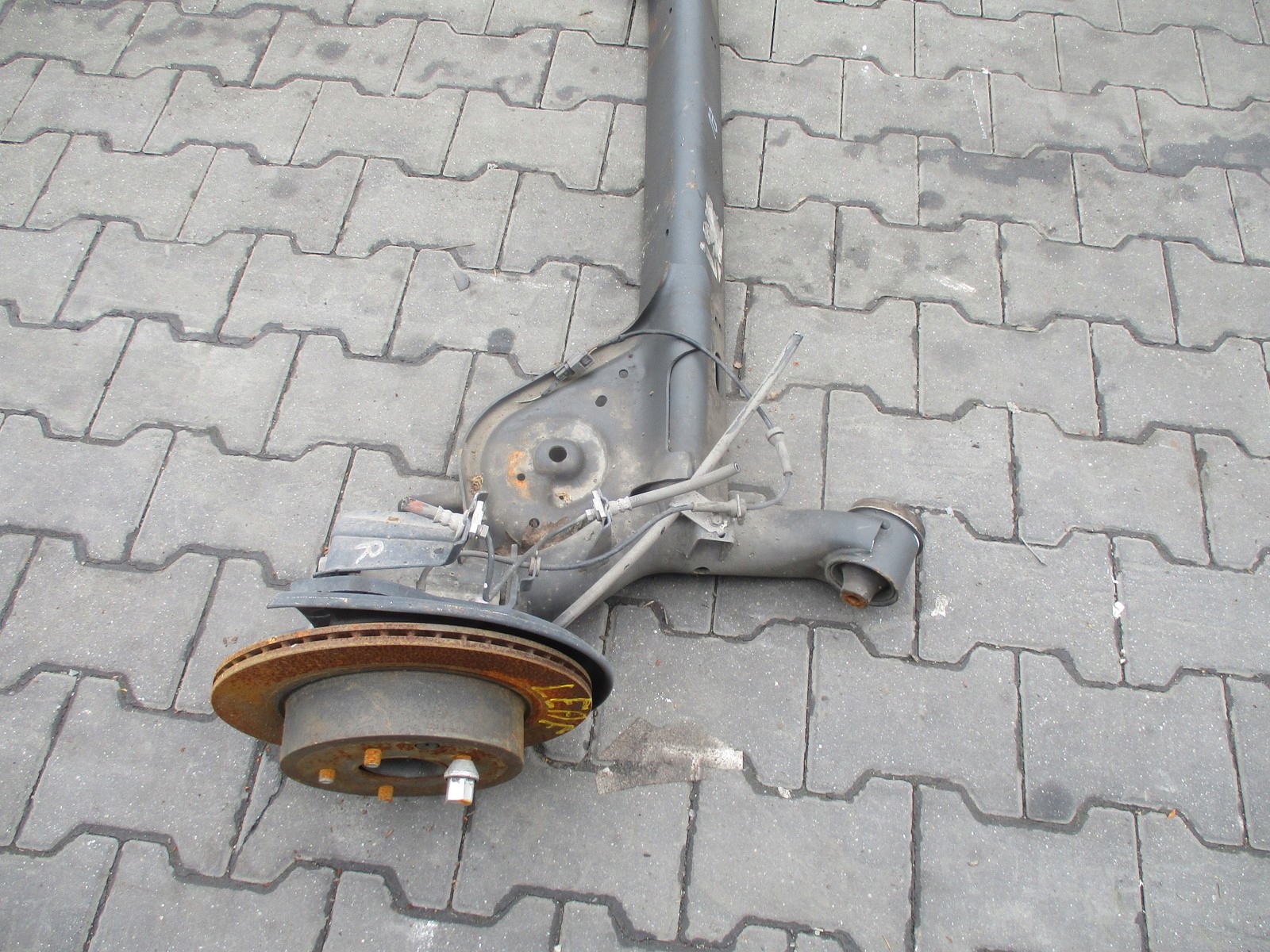 OŚ TYŁ BELKA NISSAN LEAF II 40KWH Producent części Nissan OE