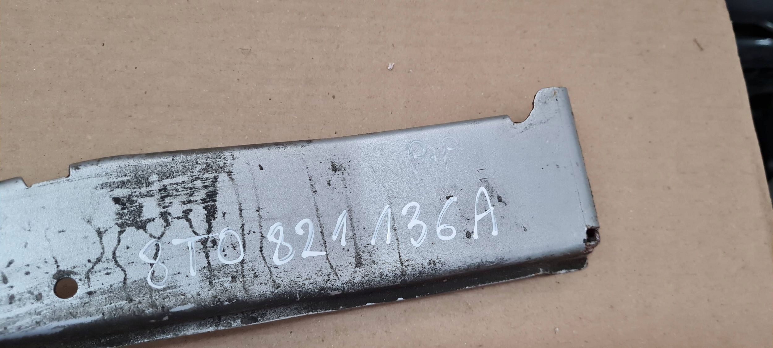 A5 8T S5 Poignée Support plaque Aile Droite Avant LX7W 8T0821136A