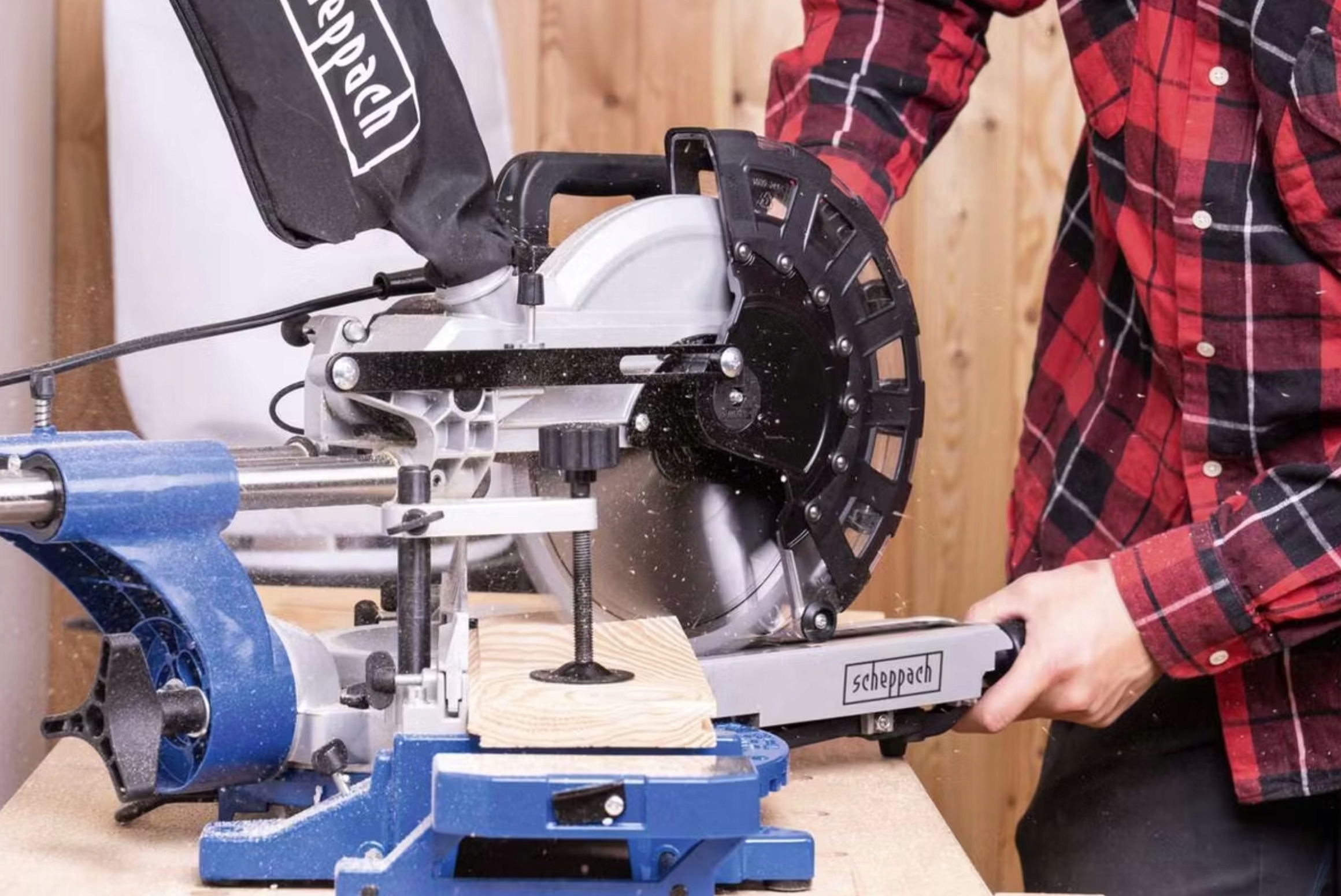 Piła Ukośnica Z Posuwem Scheppach HM254 SOFTSTART Tarcza Tnąca 48Z/60Z 254m Maksymalna moc 2000 W