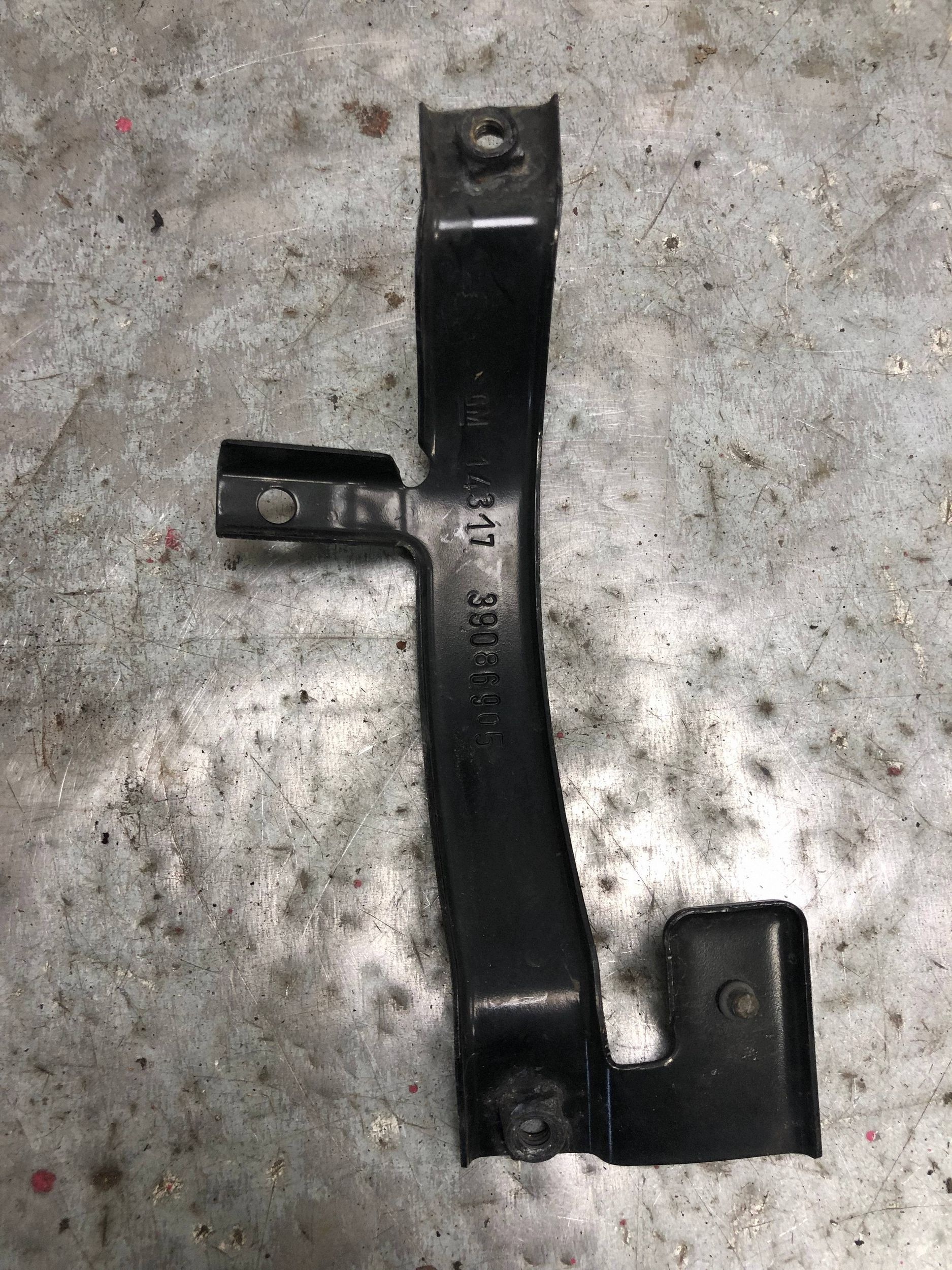 bracket holder supports right front OPEL ASTRA K KOMBI 39086905