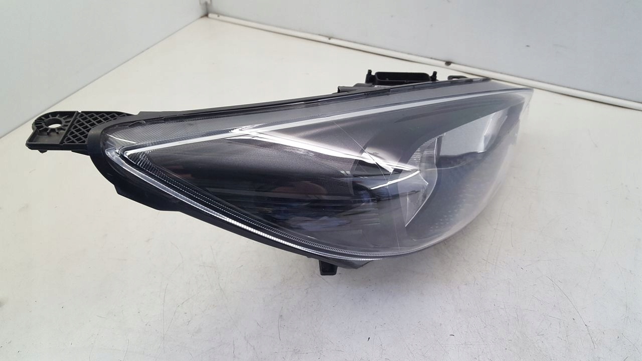 light front front right Ford Focus 3 III