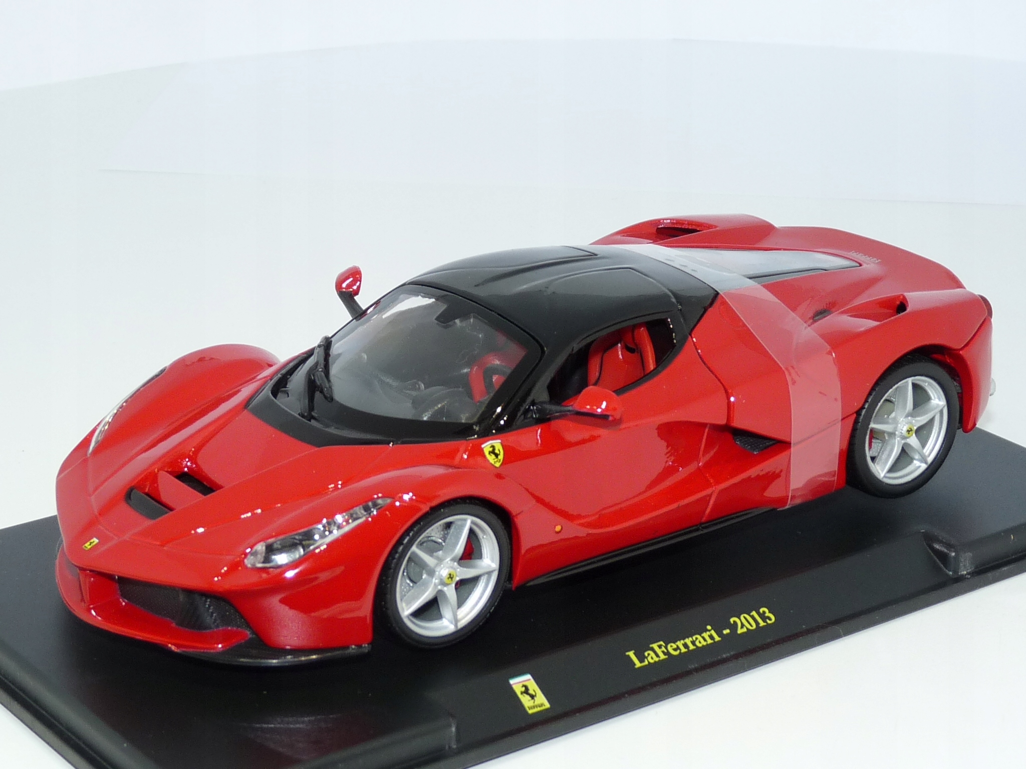 Ferrari LaFerrari (2013) 1:24 Bburago