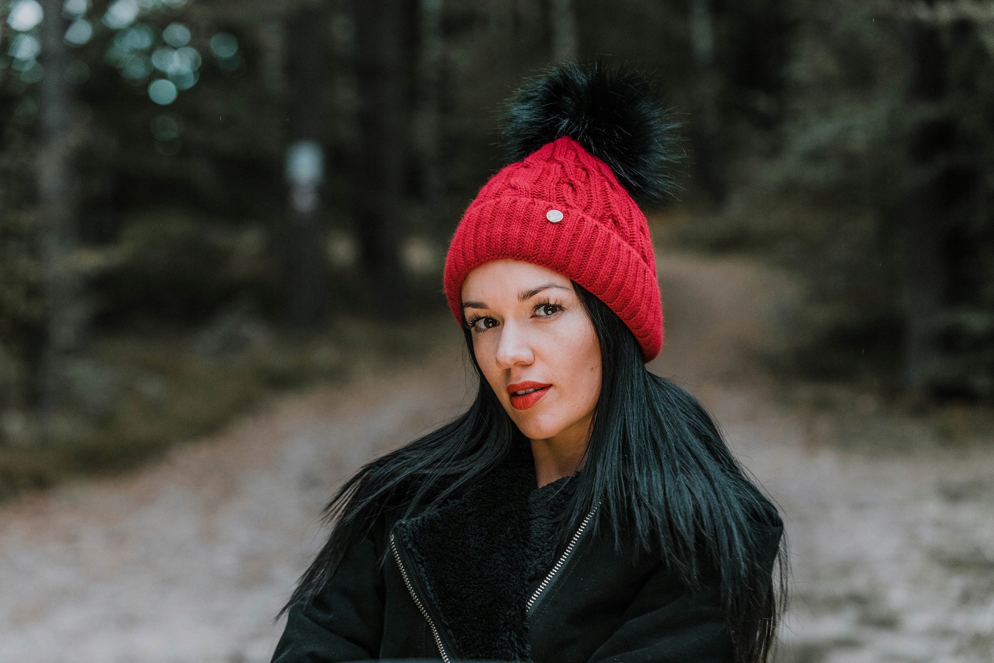 CZAPKA DAMSKA ZIMOWA WYWIJANA Z POMPONEM POLAREM Materiał dominujący akryl