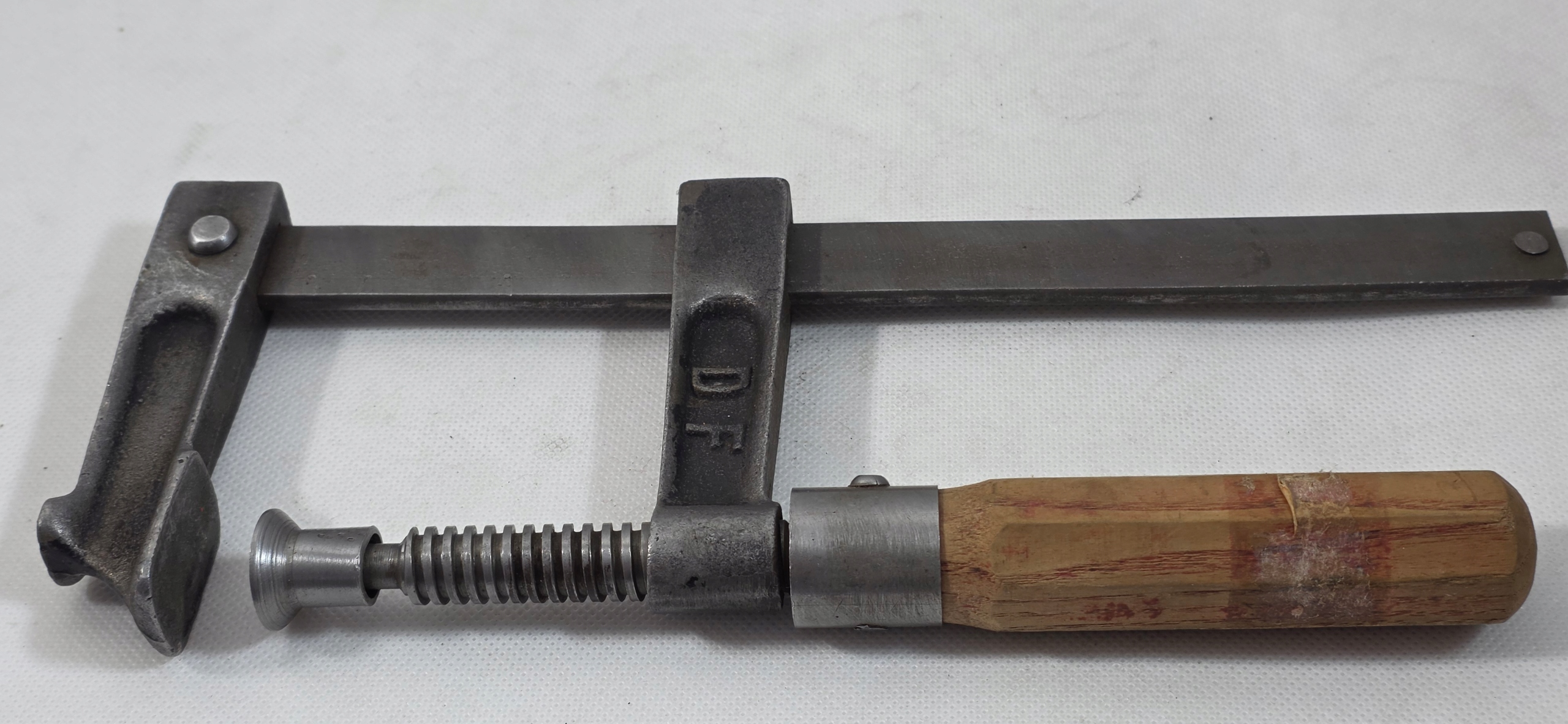 D F STARY SOLIDNY ŚCISK 1,1KG 32CM