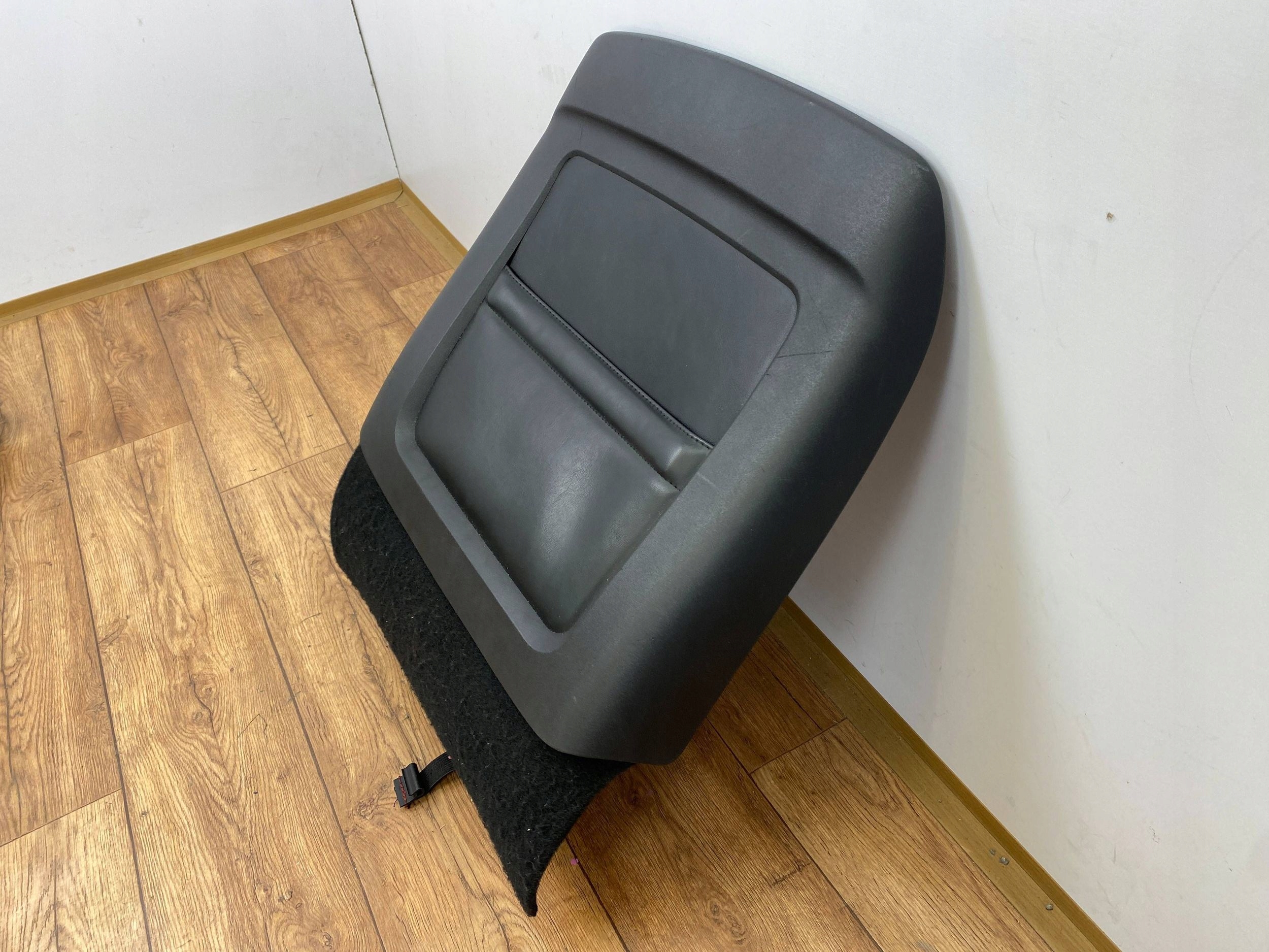 plastic panel cover seat of left driver´s Dodge Challenger 2015+