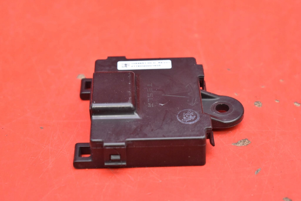 control unit module handles right front 1069651-00-D TESLA S LIFT AWD 16-21