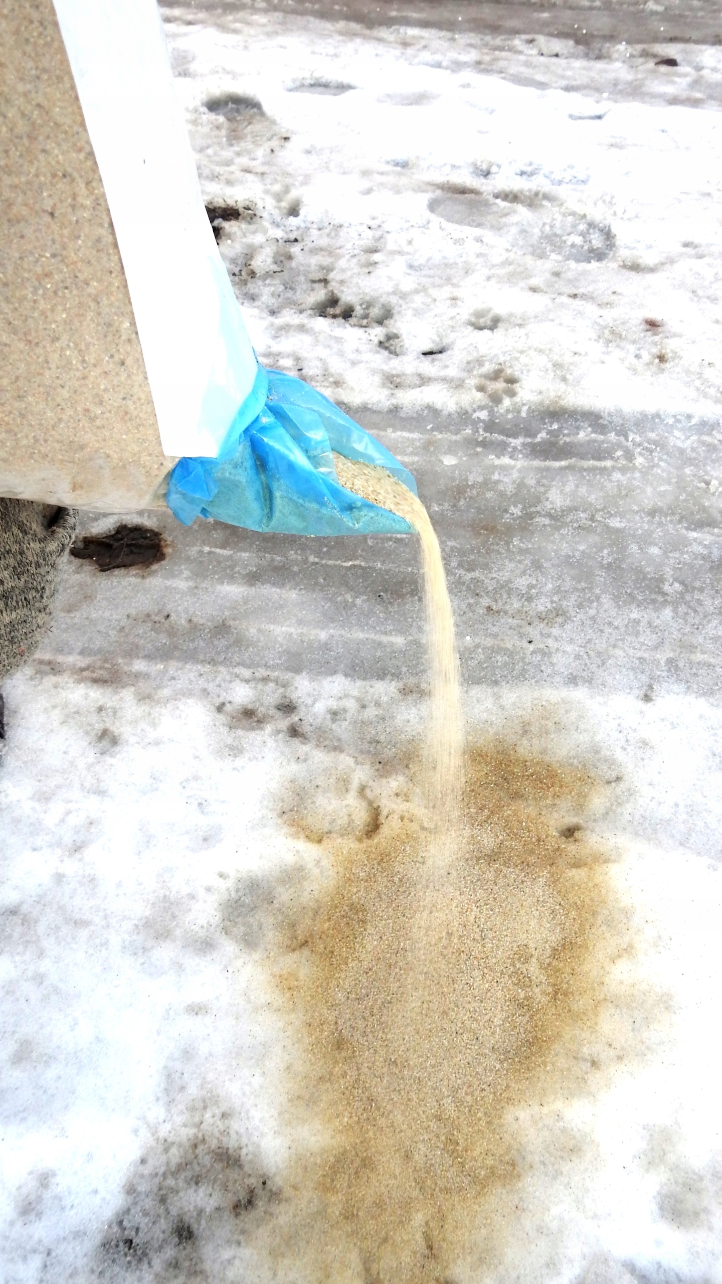 

Piasek Antypoślizgowy Suszony Na Lód Śnieg 25 Kg