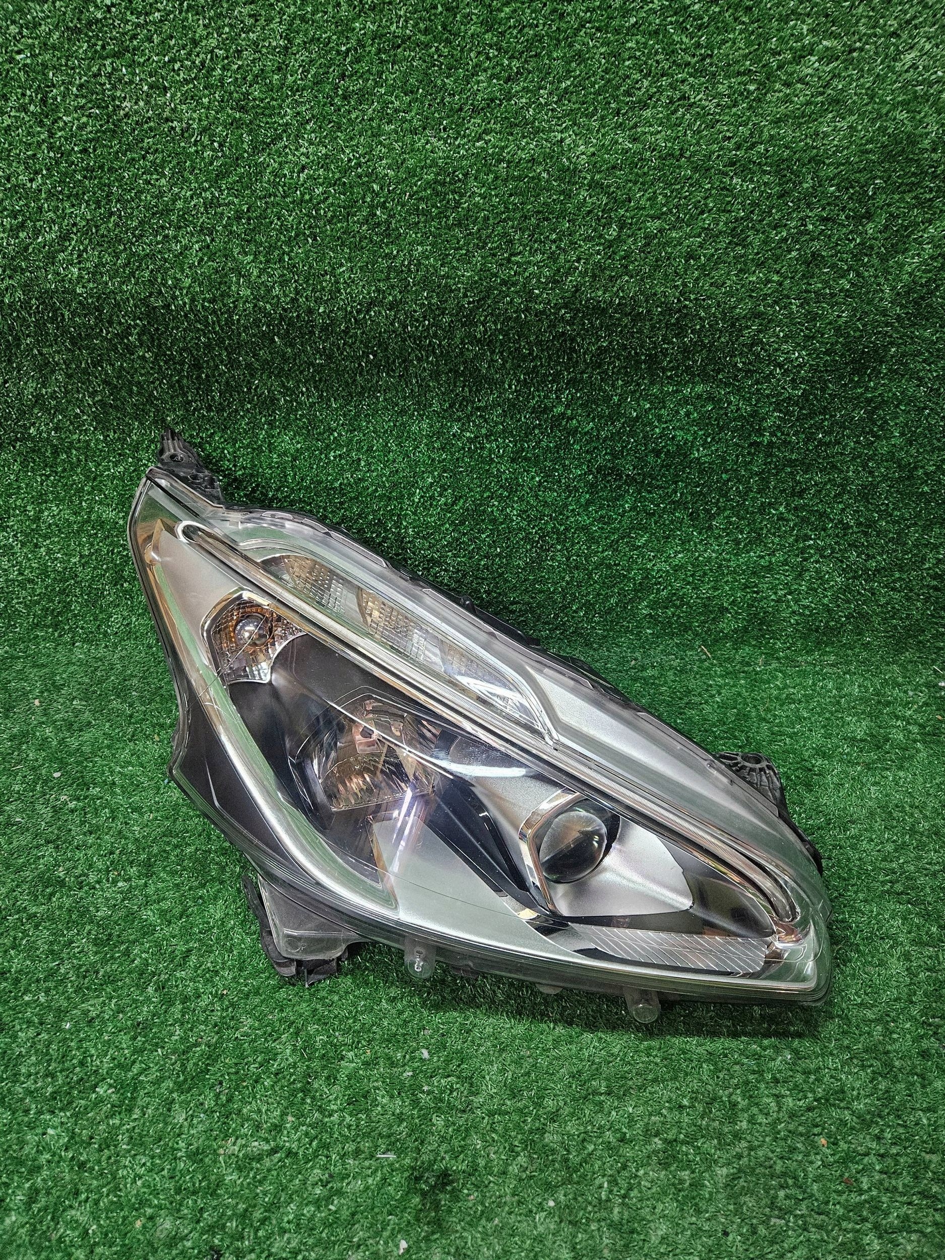 REFLEKTOR right front PEUGEOT 208 and LIFT 15- NR.R1761