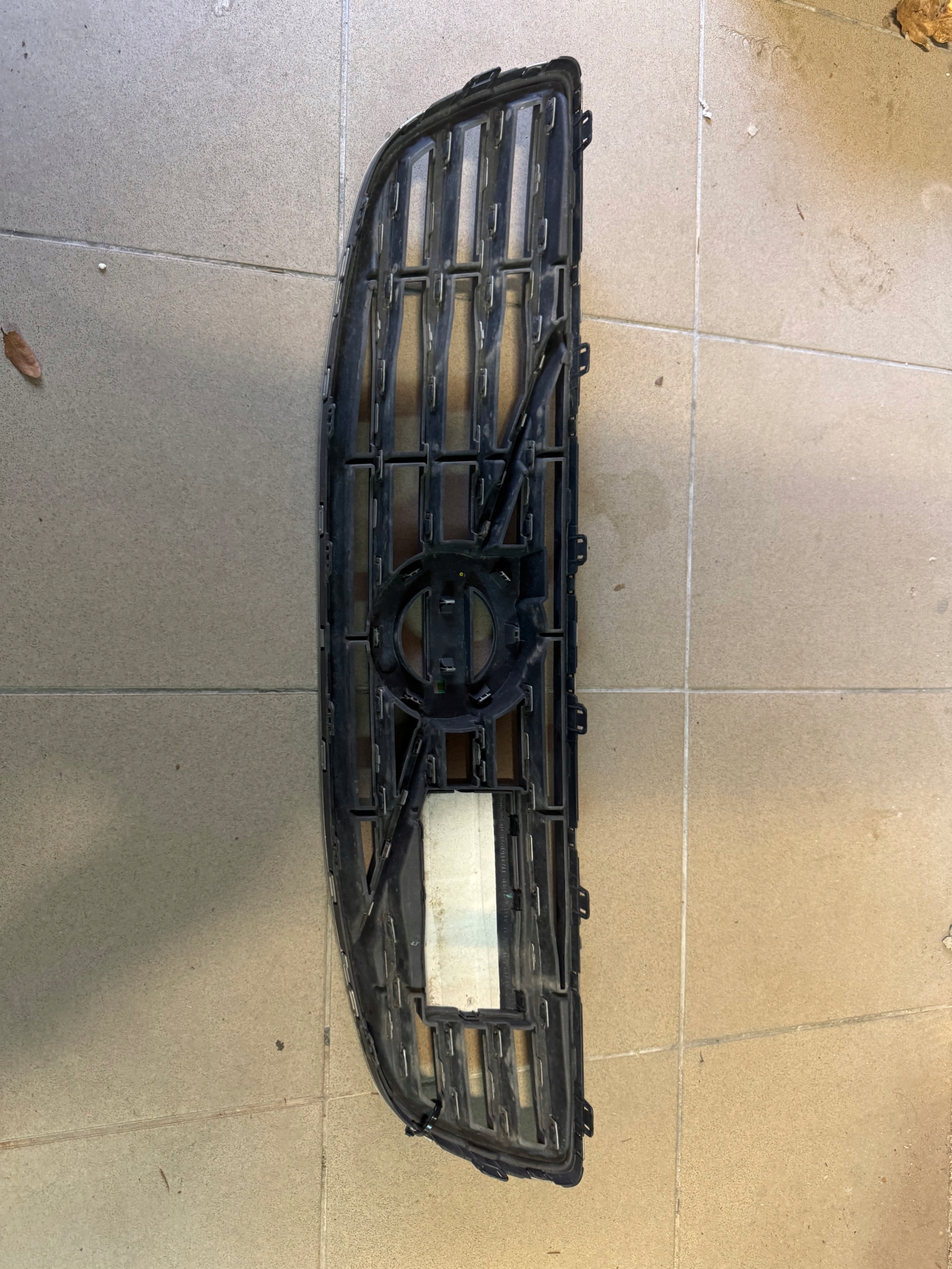 volvo C30 07-10 решетка радиатора оригинал