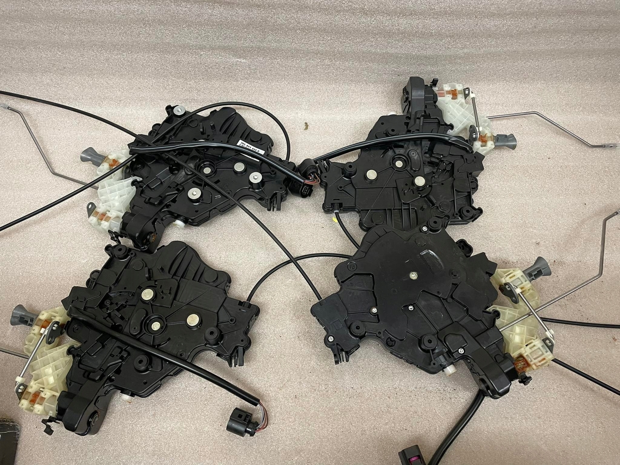 VW CADDY ДВЕРНОЙ ЗАМОК 2K5843653 2K5843654