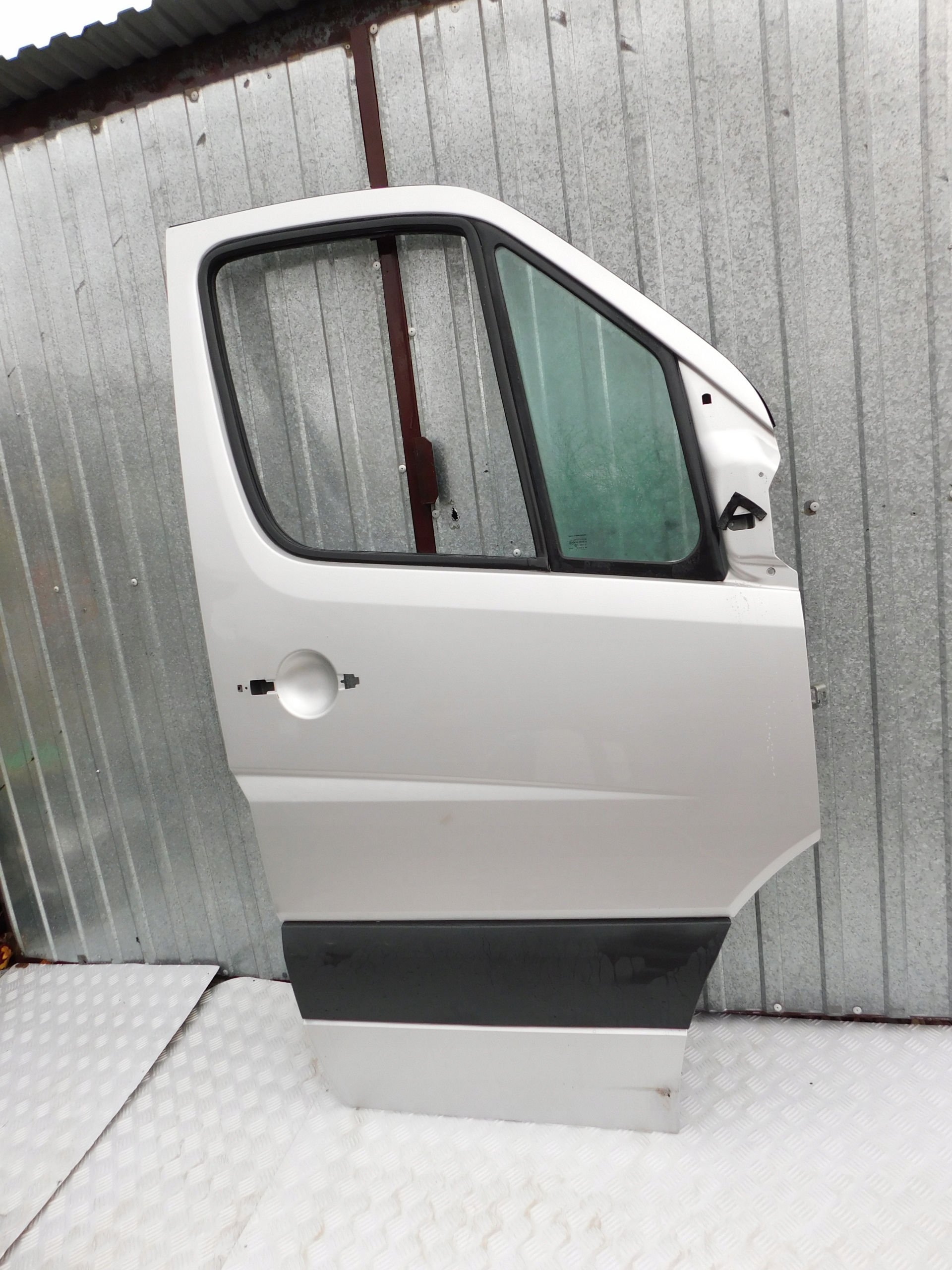 dvere pravé predné spolujazdca Sprinter W906 VW Crafter OEM strieborné