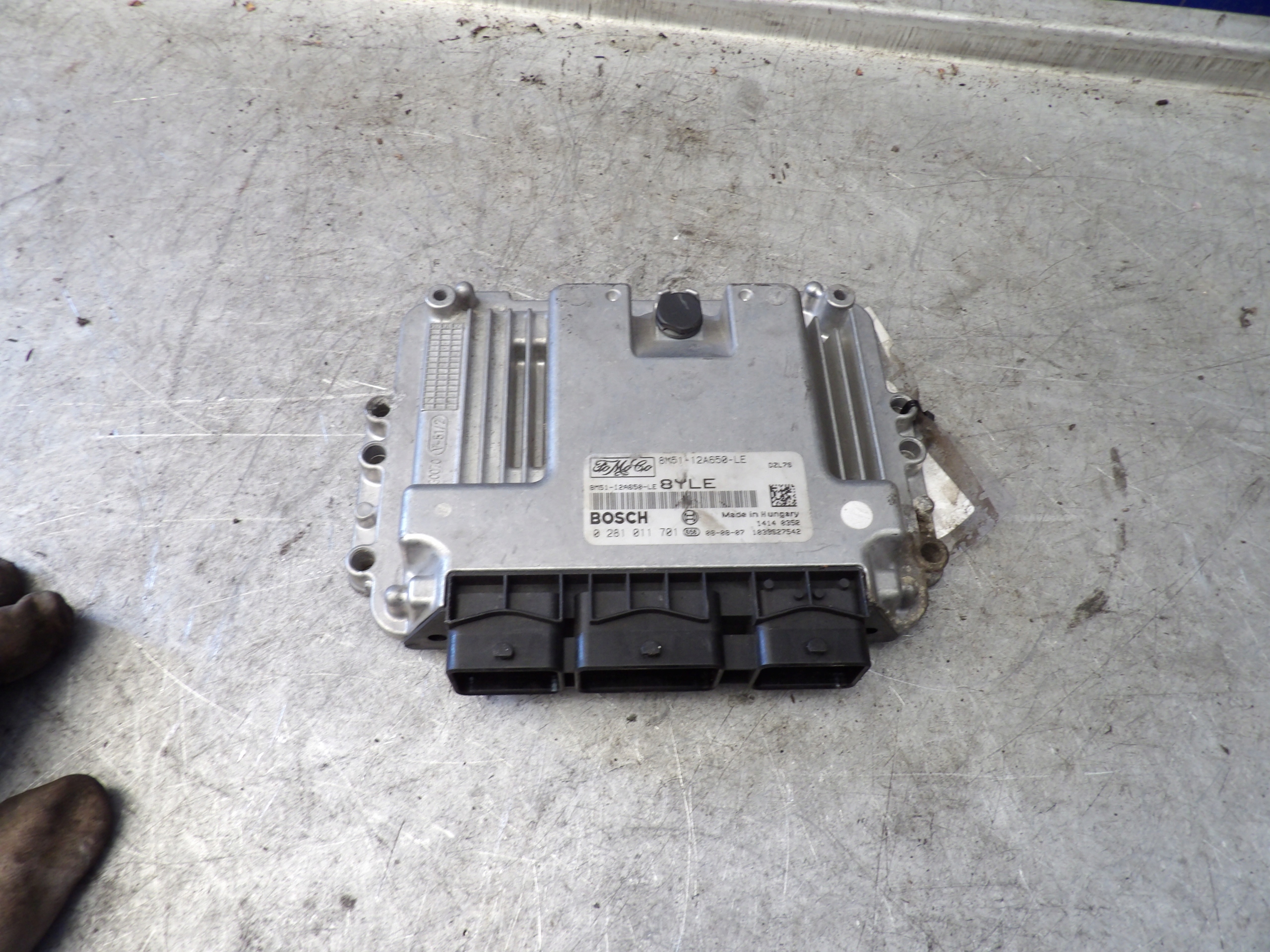 Ford C-MAX 1,6 TDCI computer control unit 8M51-12A650-LE 8YLE 0281011701