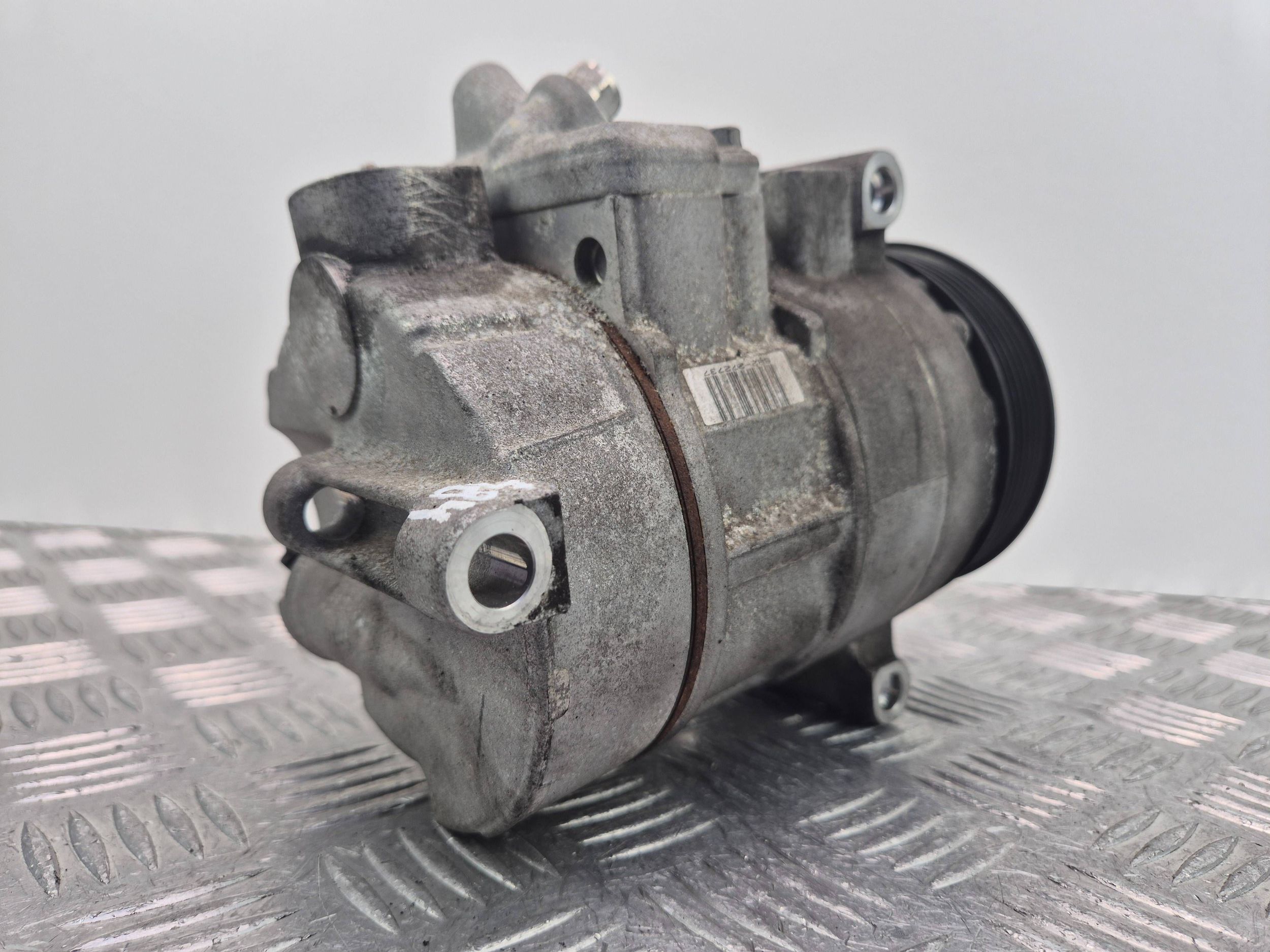Mercedes C250 CGI W204 compressor; compressor of the air conditioning A0022304411