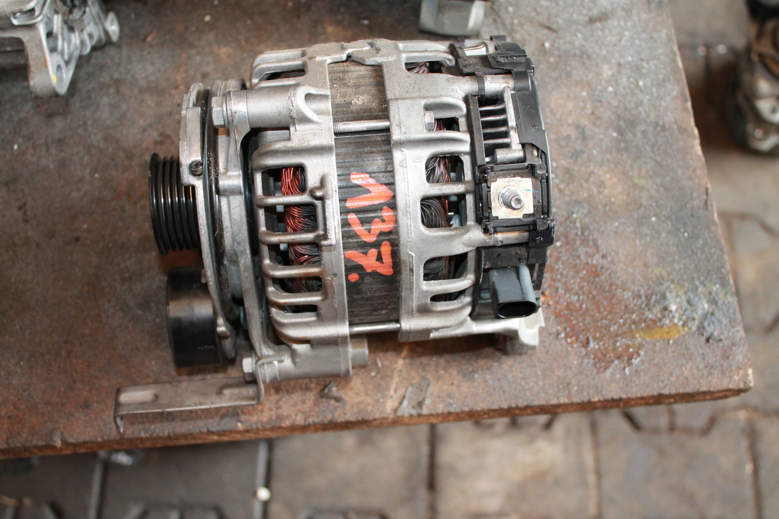 137.alternator BMW 8575059