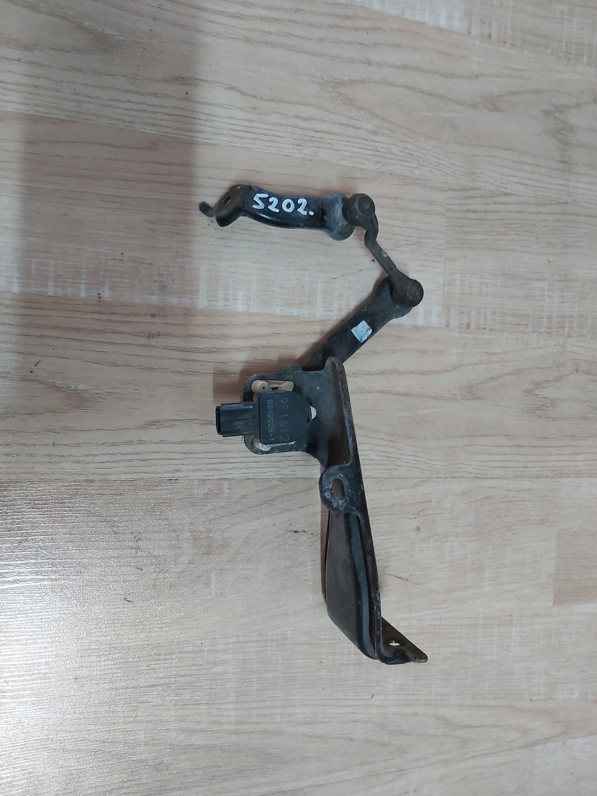 B092028-1 - Датчик вирівнювання ксенонової лампи Toyota Prius Auris