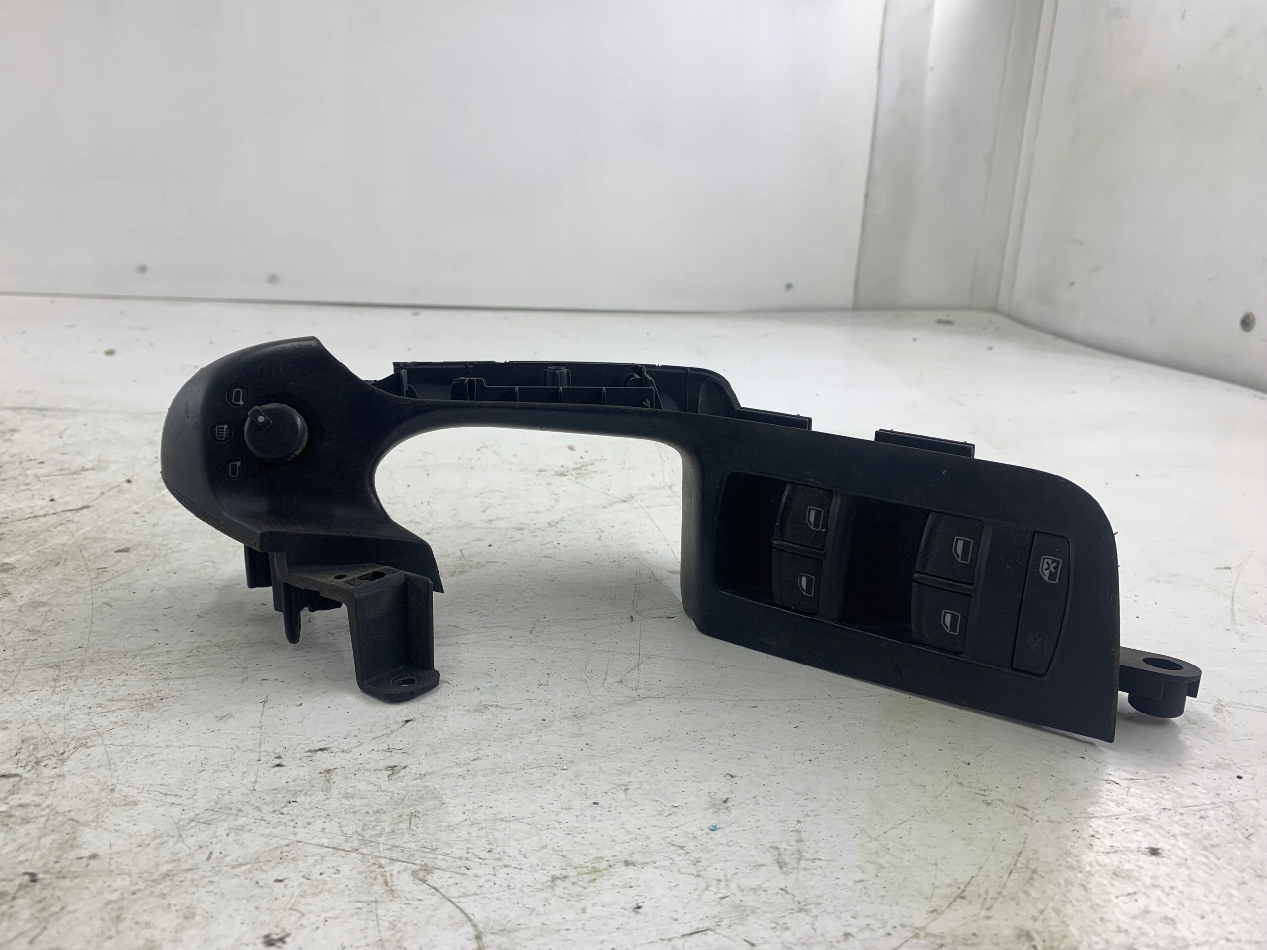 AUDI A6 C6 PANEL of the window left front handle