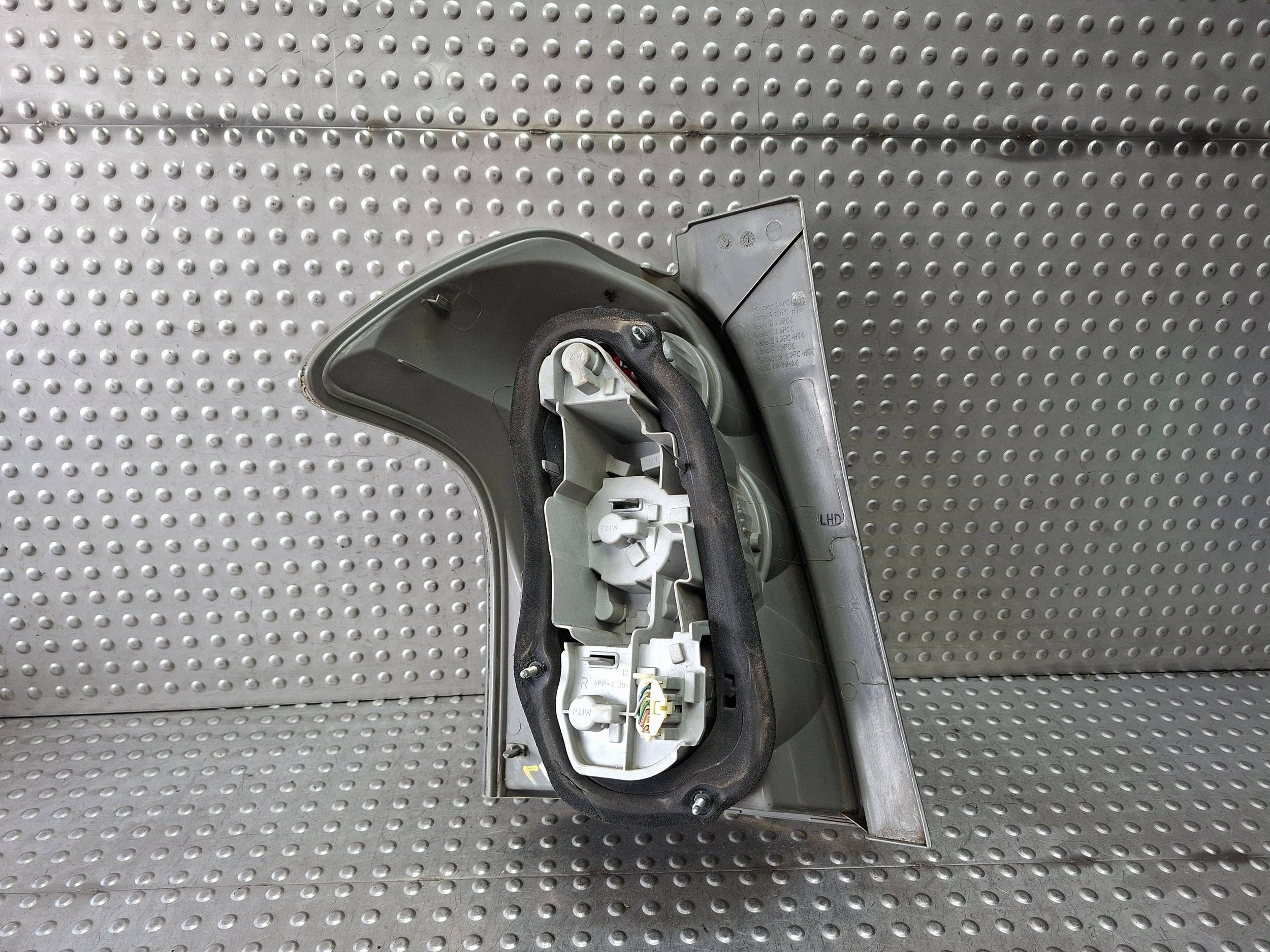light rear part right TOYOTA COROLLA VERSO 04-08 EU