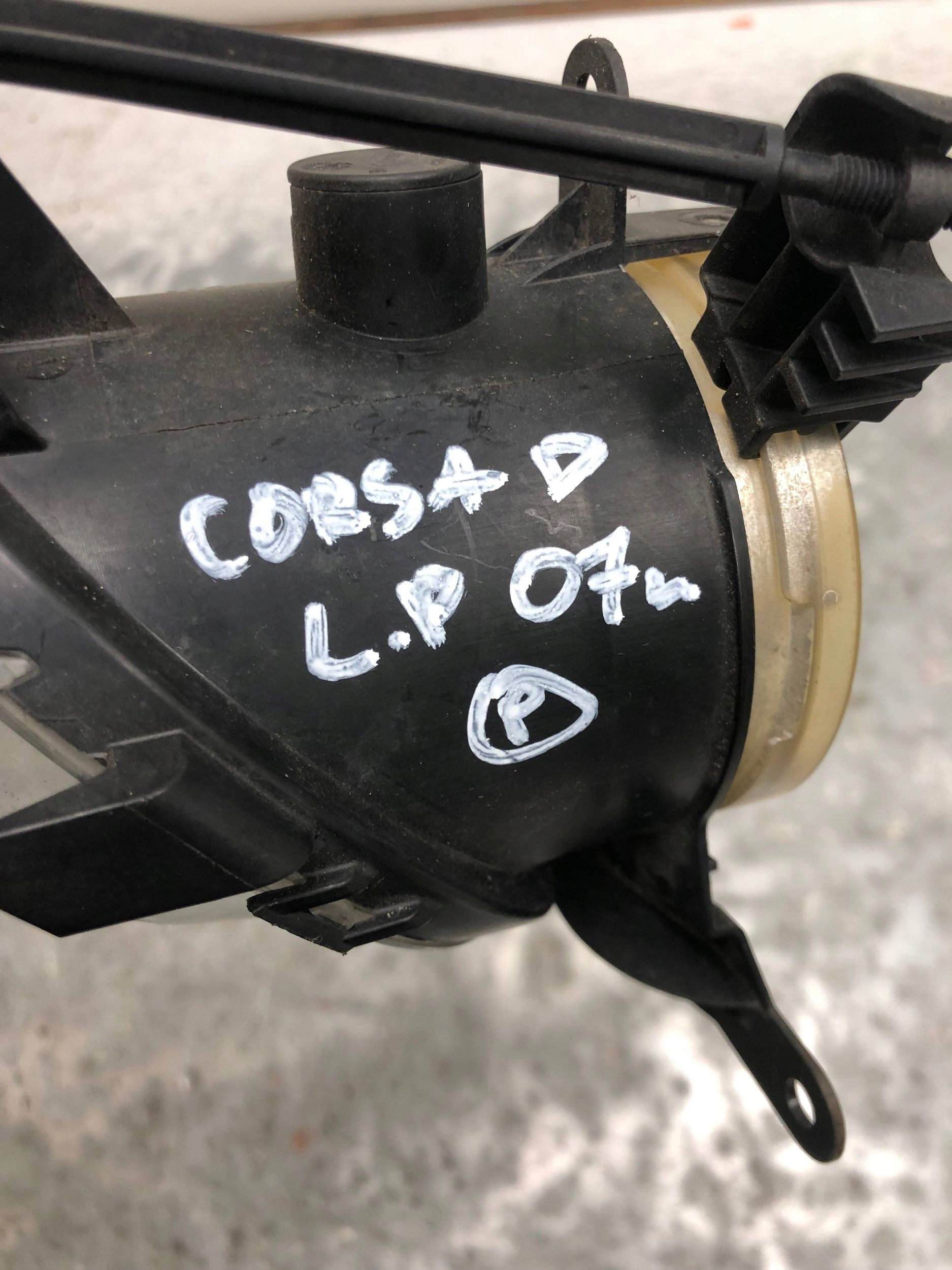 fog light left front OPEL CORSA D 13262573