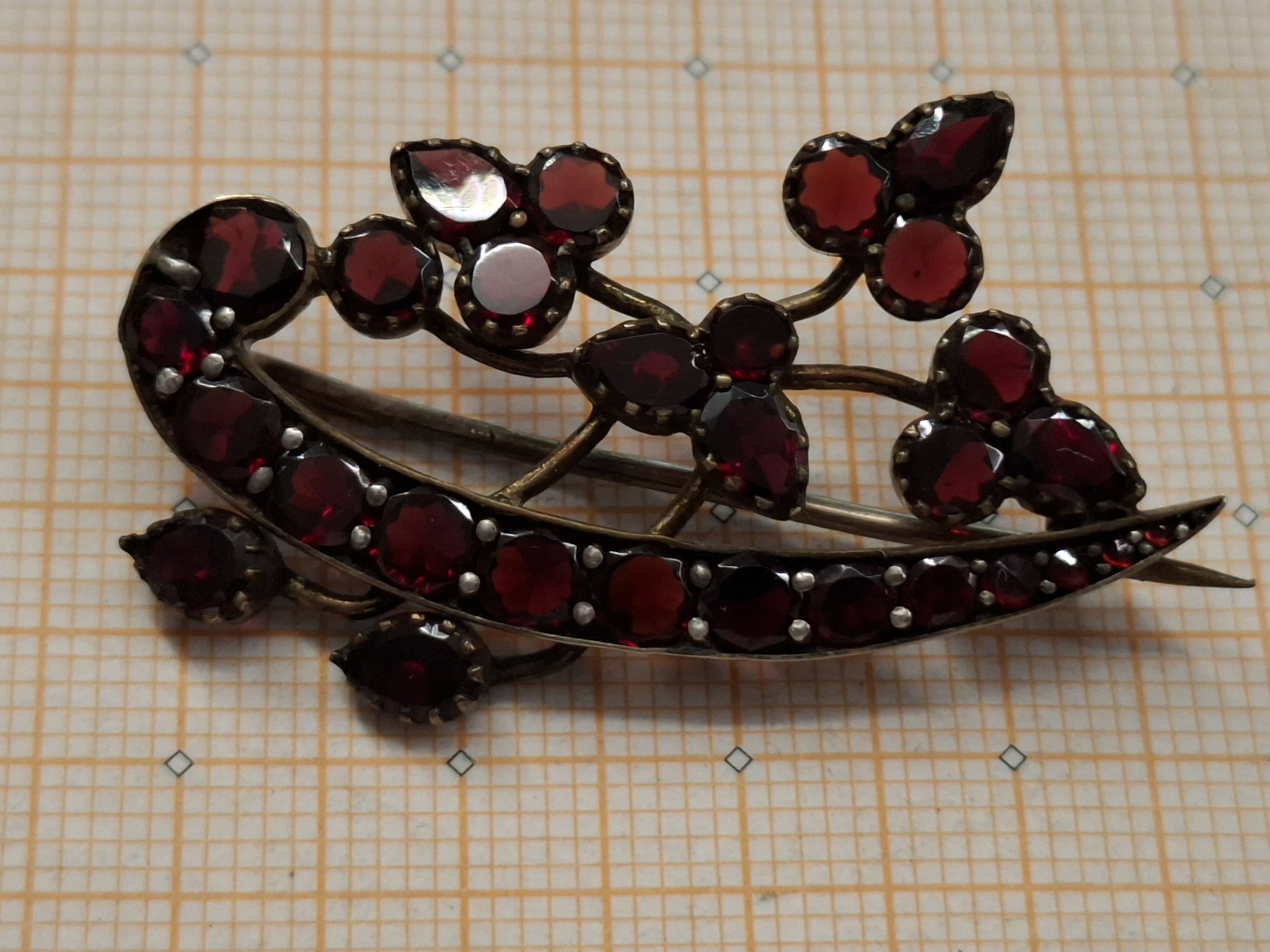 Broszka z granatami Piropy